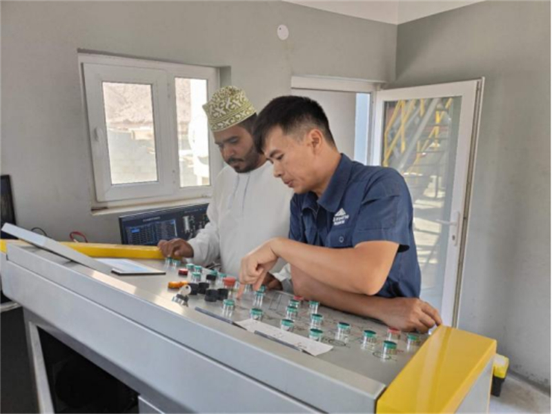 Engenheiros da Qunfeng orientam os clientes na operação de equipamentos (Fonte: Qunfeng)