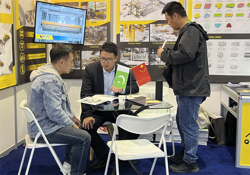 Representantes de empresas estatais chinesas negociando cooperação com Qunfeng