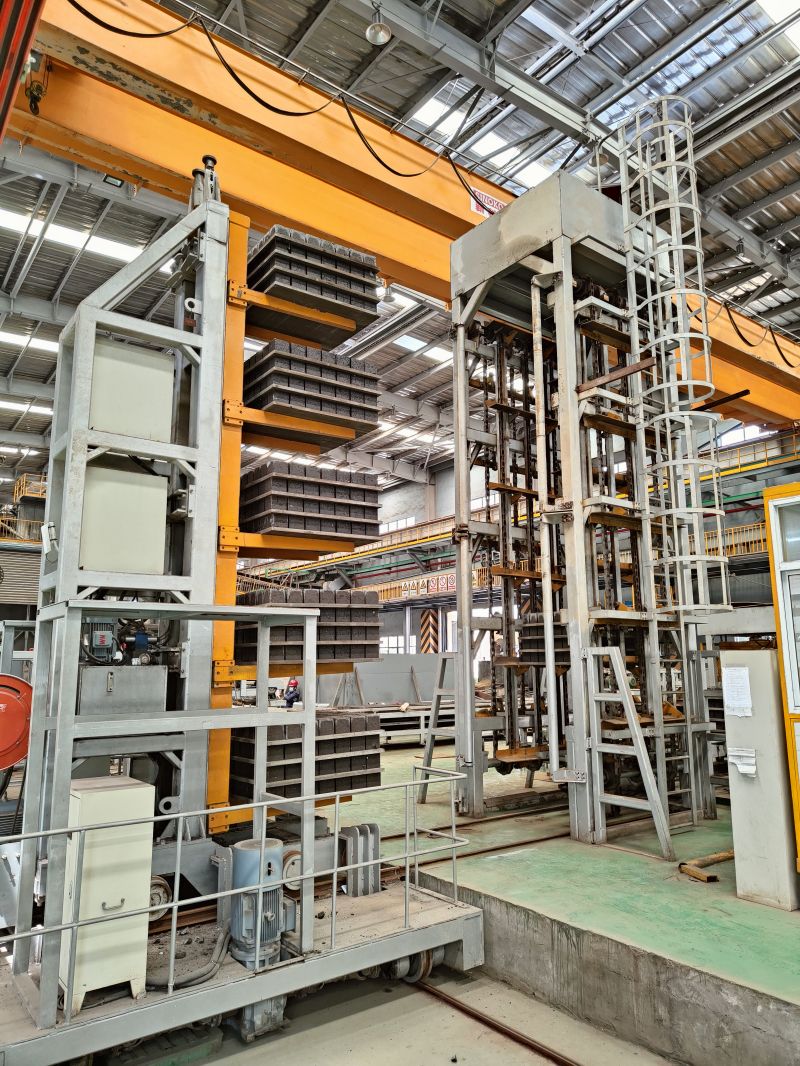 a bandeja da linha de produção automática de blocos QS1500 em Taixing, província de Jiangsu 