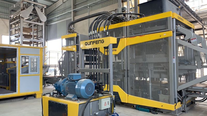 a m&aacute;quina de blocos inteligente QS1300 da linha de produ&ccedil;&atilde;o de tijolos multifuncional totalmente autom&aacute;tica da S&iacute;ria