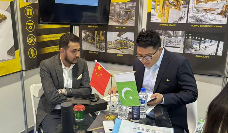 Clientes paquistaneses negociando cooperação com Qunfeng