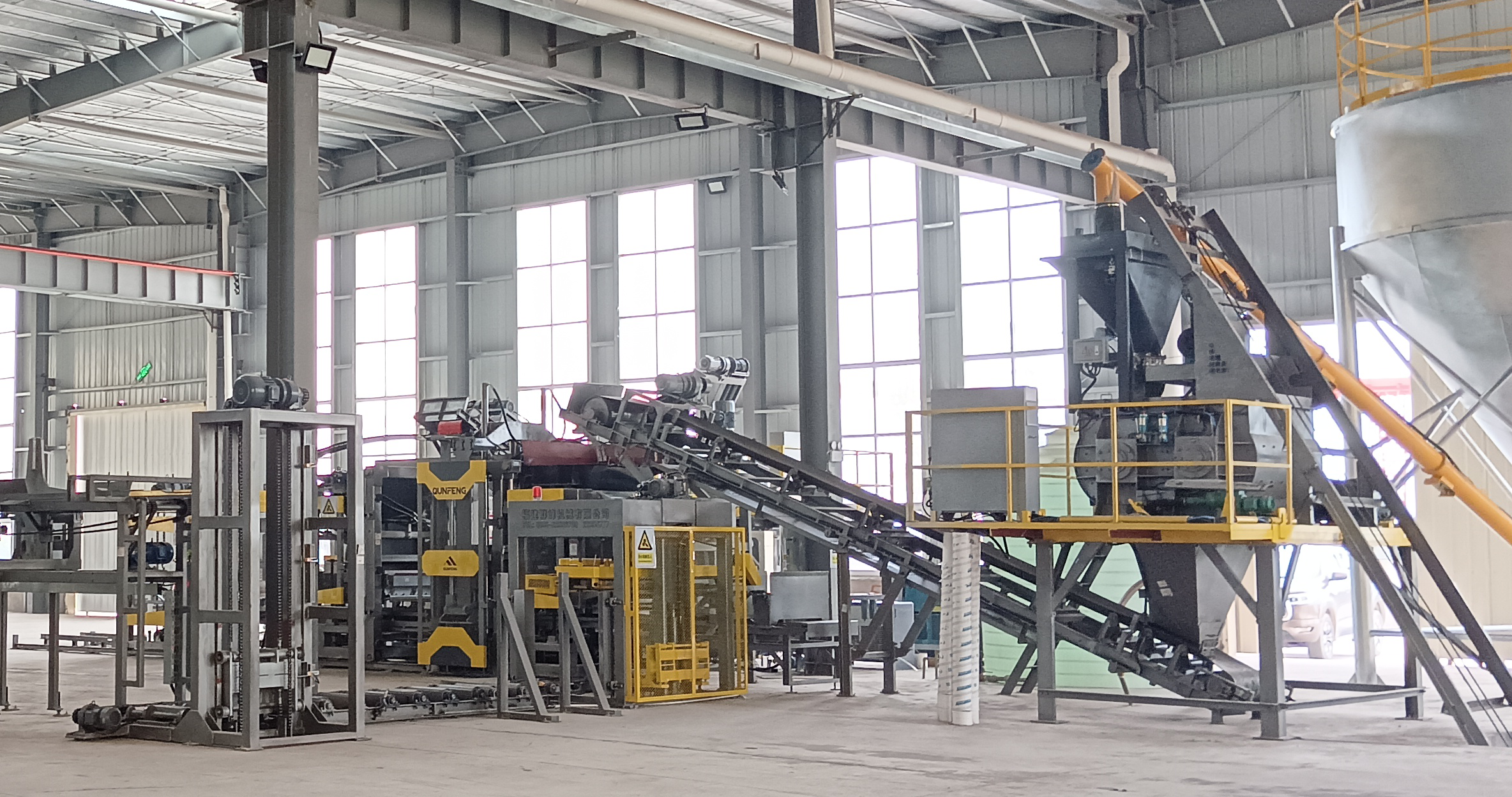 Aterragem da linha de produção de blocos automáticos de máquinas Qunfeng, construção de cluster industrial de alta tecnologia em Sichuan acelera