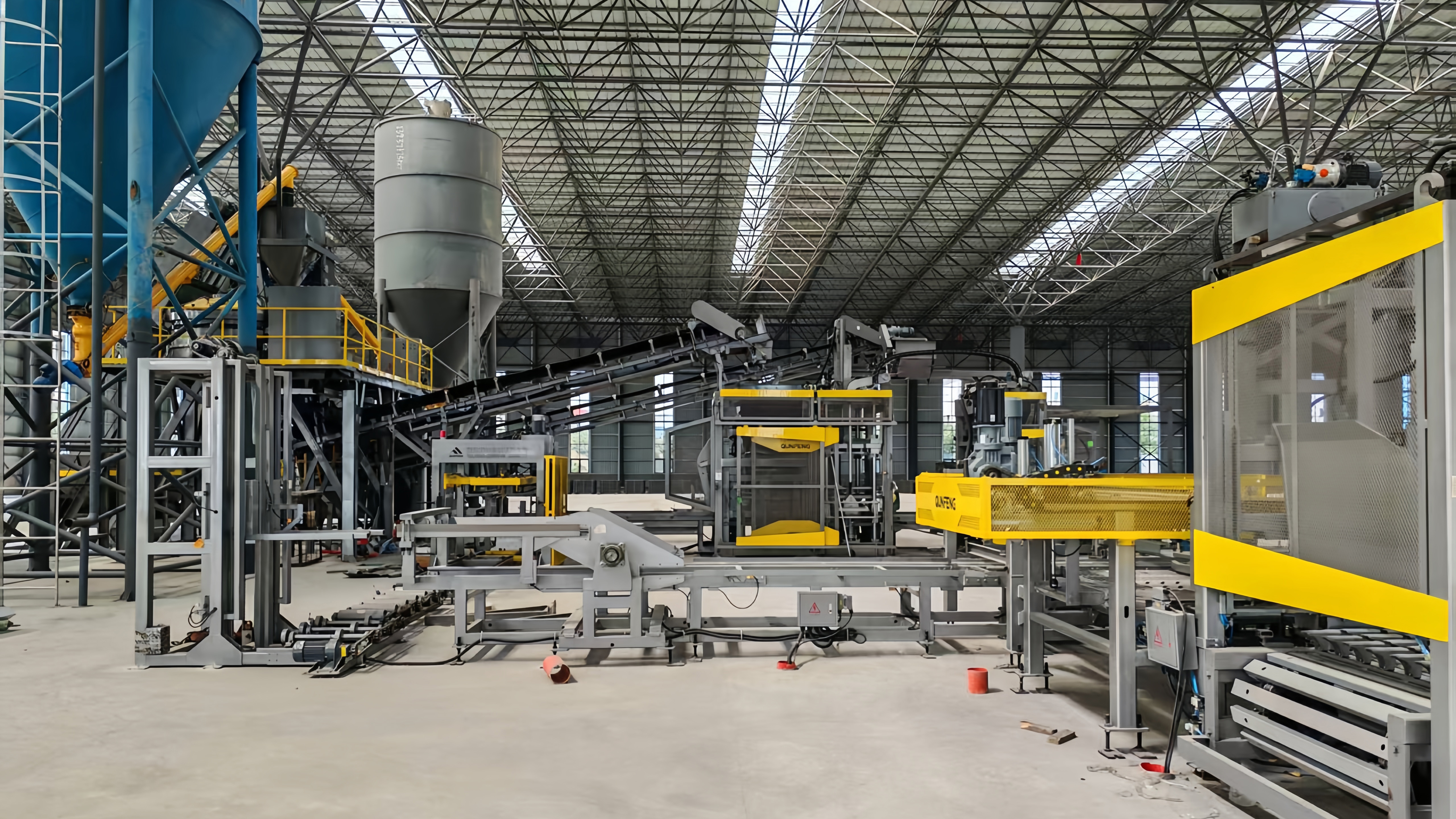 Linha de produção totalmente automática da Qunfeng chega a Henan: soluções personalizadas de fabricação inteligente para promover a atualização da infraestrutura regional