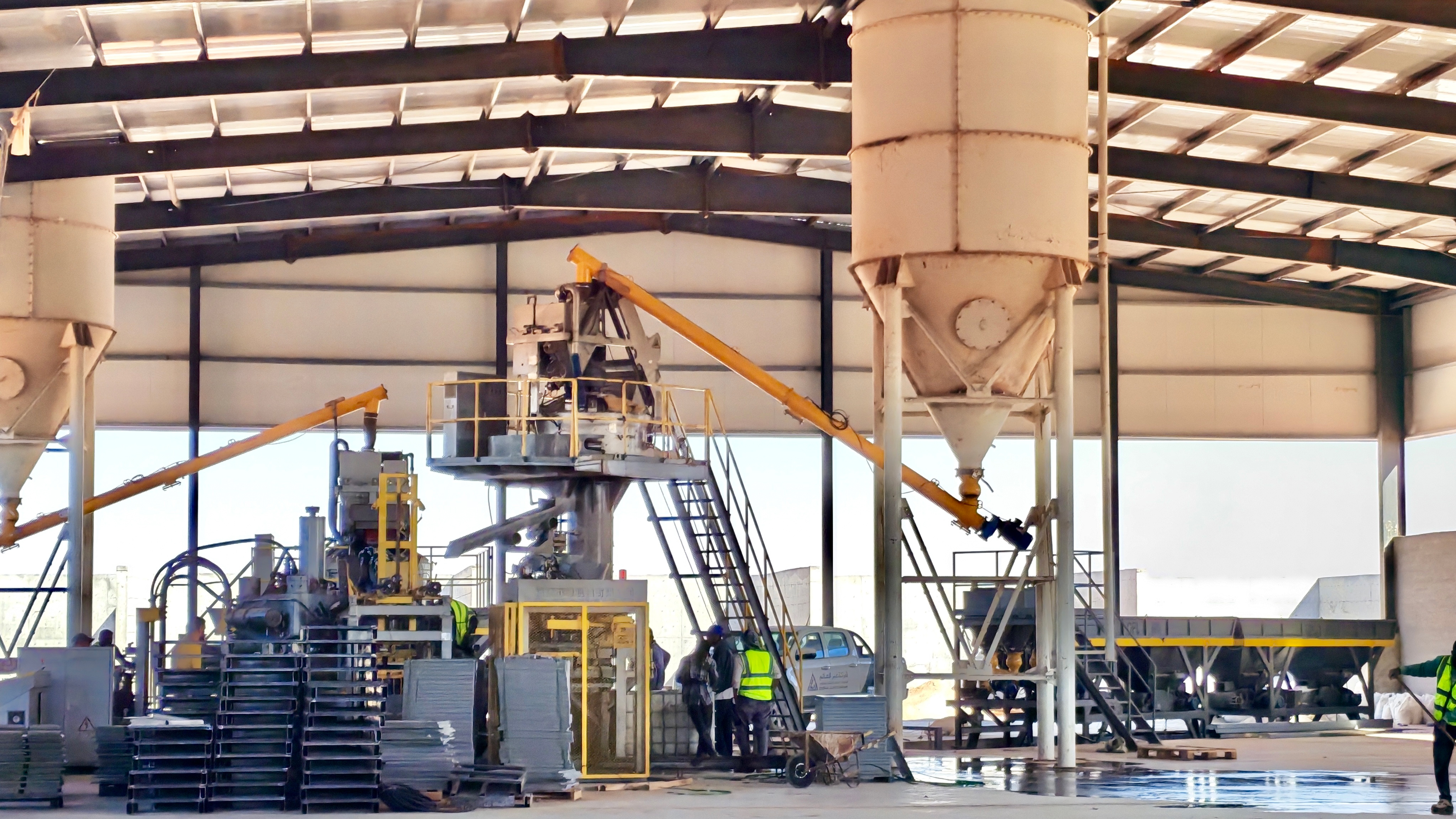 Linha de produção de telhas Terrazzo da Qunfeng Machinery implantada na Líbia, mostrando o papel da manufatura inteligente chinesa no avanço da infraestrutura na África