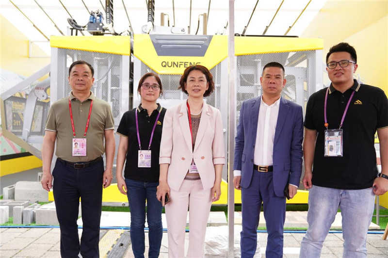 Os líderes do Bureau Municipal de Comércio de Quanzhou tiraram uma foto de grupo com o pessoal da exposição