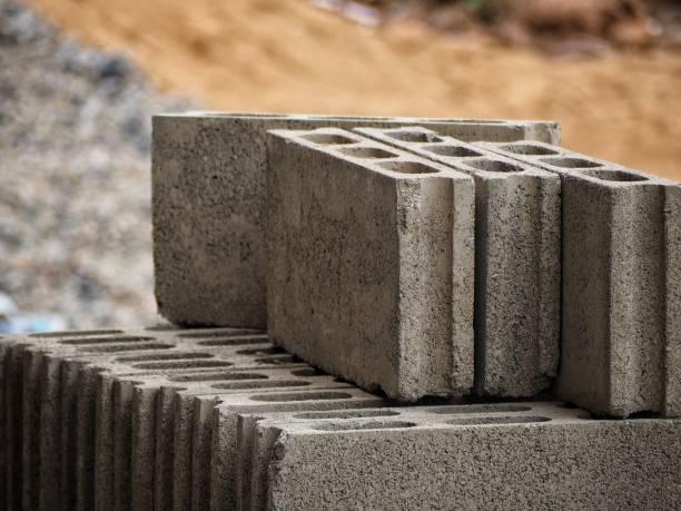 O que torna a construção de paredes de blocos ocos mais resistente do que a alvenaria?