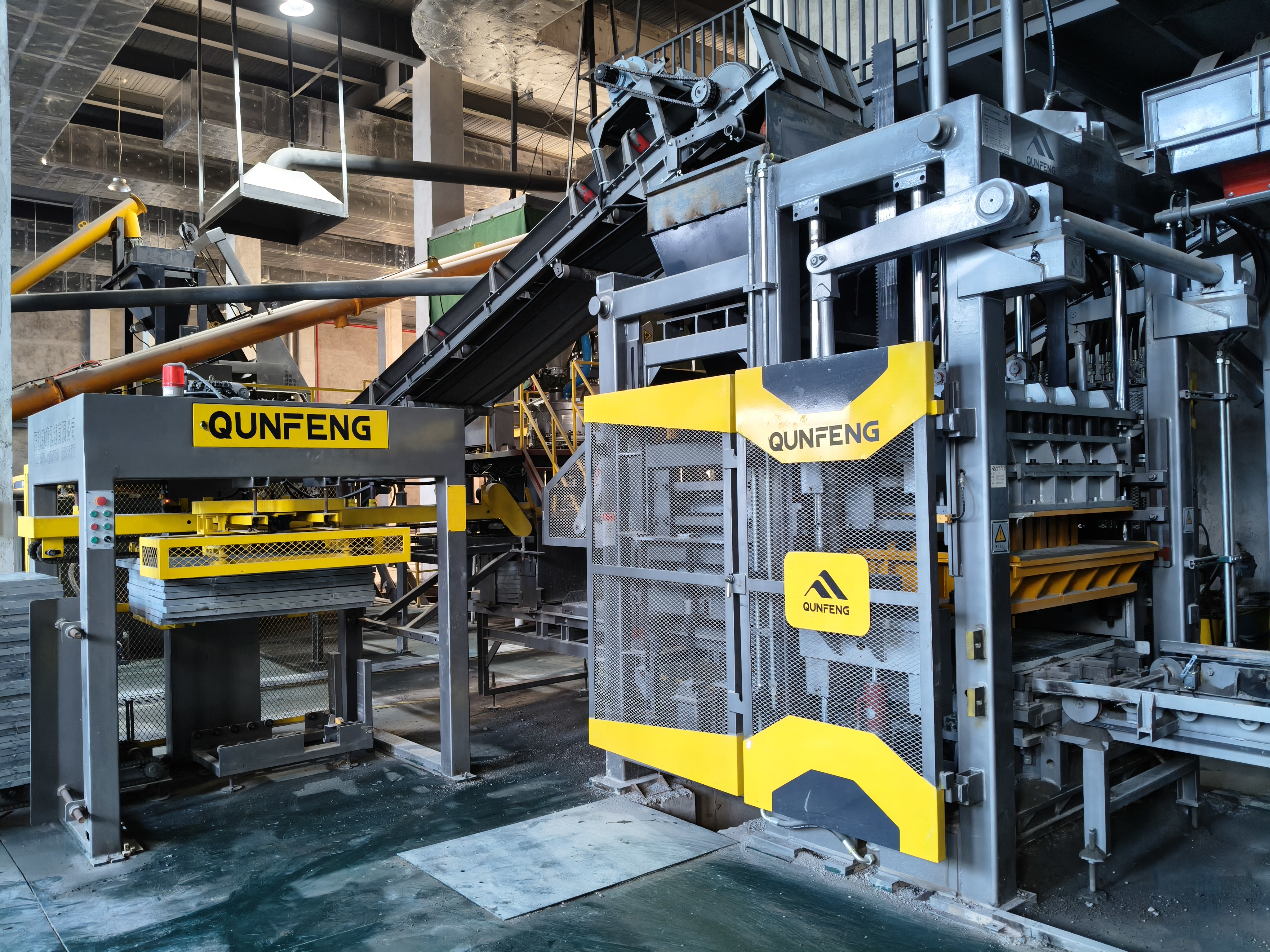 Linha de produção de máquinas Qunfeng é lançada em Xangai, pioneiro em centro de fabricação inteligente para impulsionar o avanço da indústria