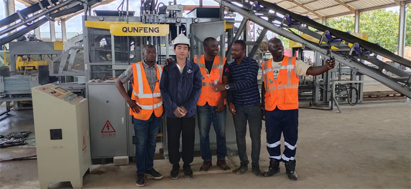 Foto do grupo Qunfeng com clientes locais na África