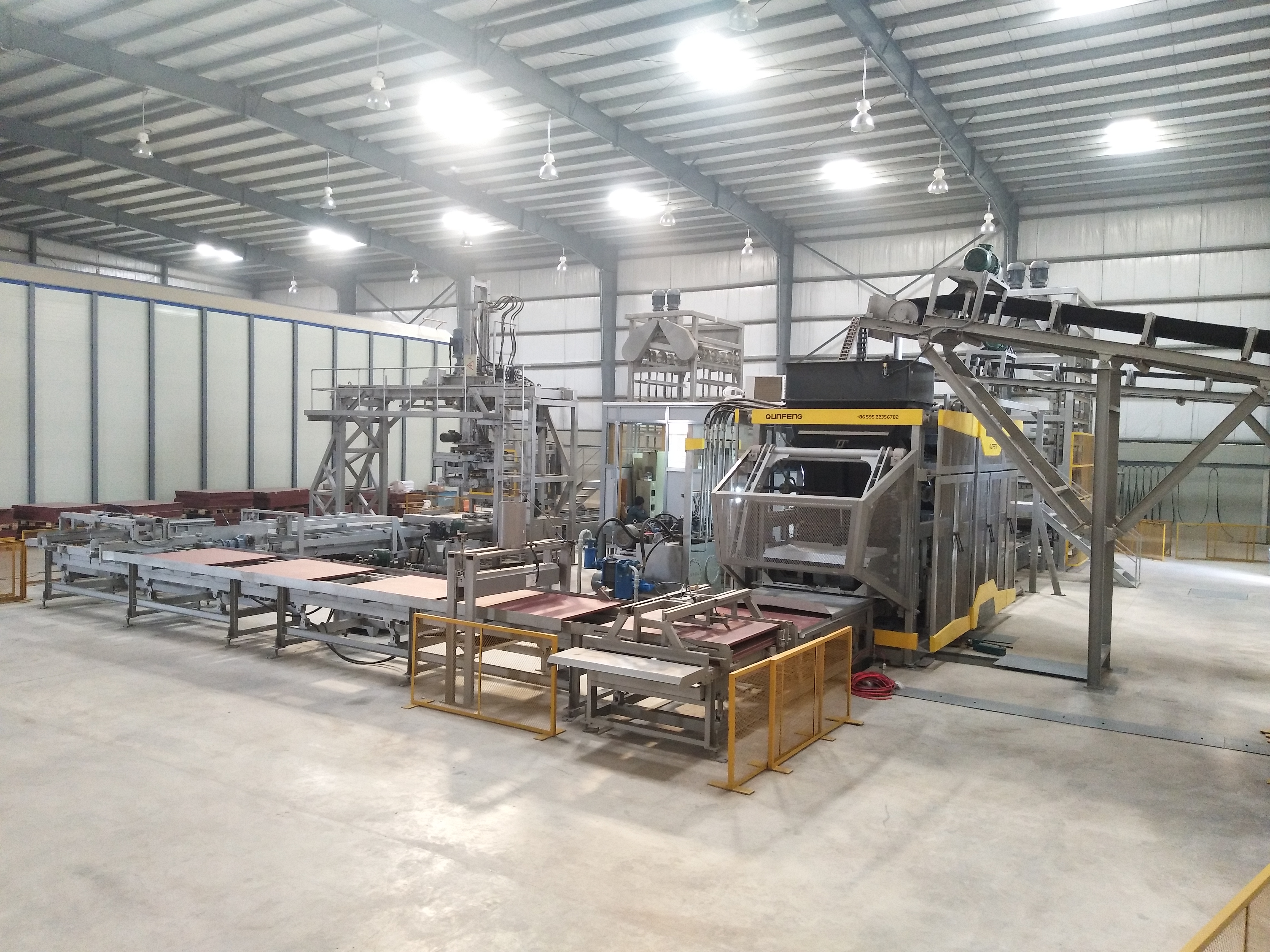 A linha de produ&ccedil;&atilde;o de produtos de concreto totalmente automatizada QS2000 da Qunfeng Machinery foi reconhecida pelos clientes paquistaneses.