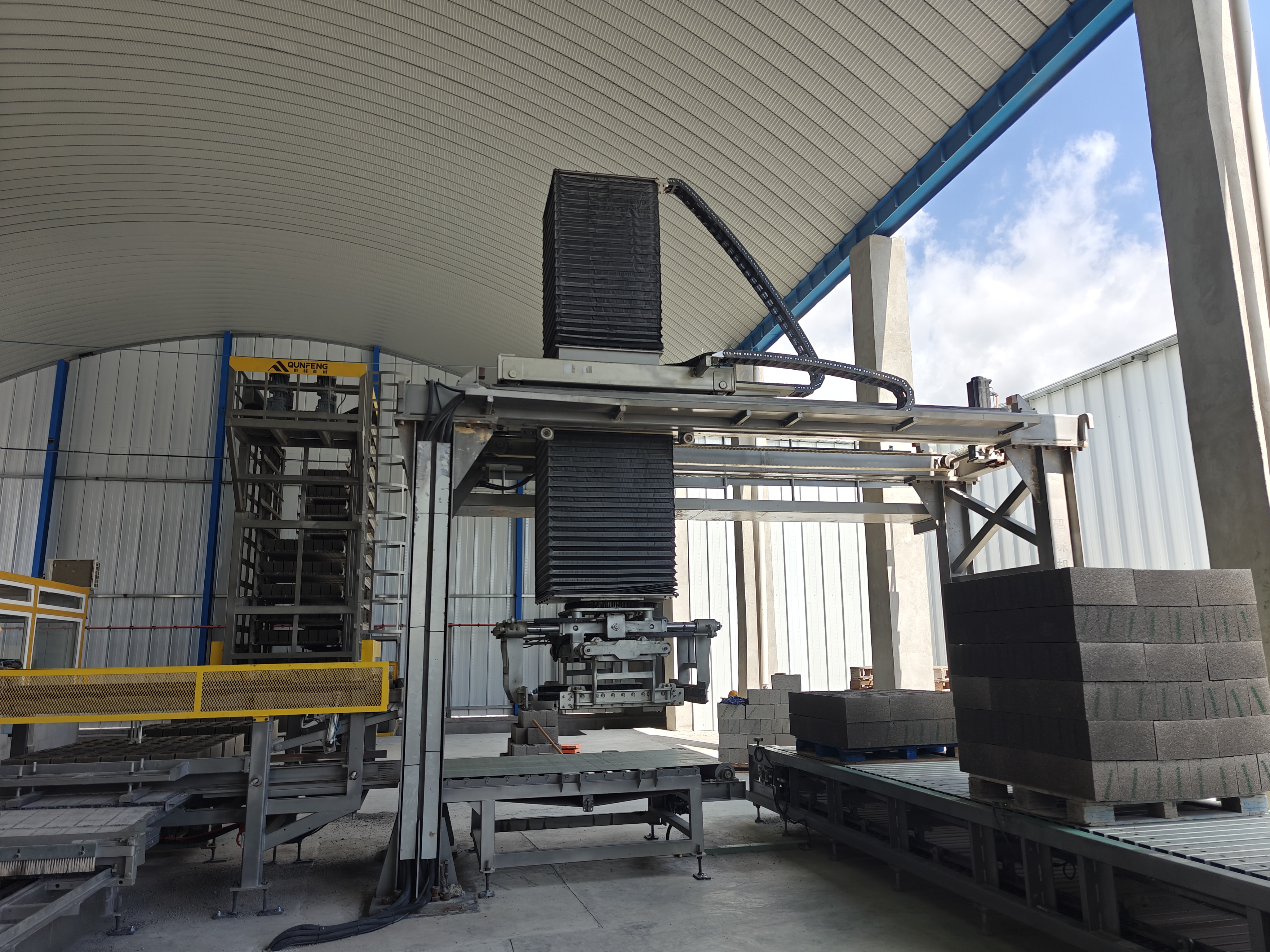 Sistema de servocubagem e paletiza&ccedil;&atilde;o de alto n&iacute;vel da linha de produ&ccedil;&atilde;o automatizada na Guatemala