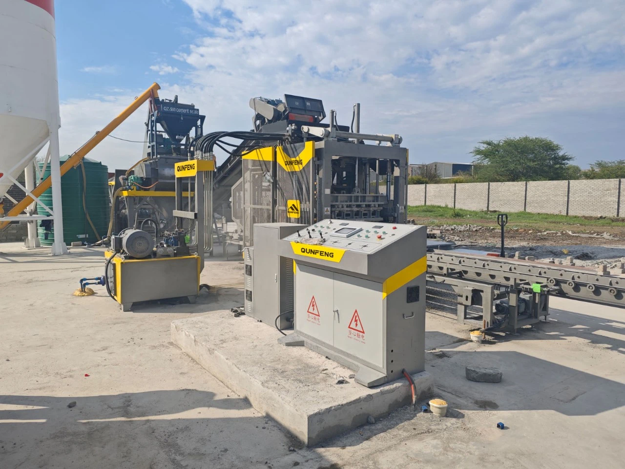 A linha de produ&ccedil;&atilde;o de produtos de concreto totalmente autom&aacute;tica da s&eacute;rie QS da Qunfeng Machinery j&aacute; est&aacute; em opera&ccedil;&atilde;o na &Aacute;frica do Sul.