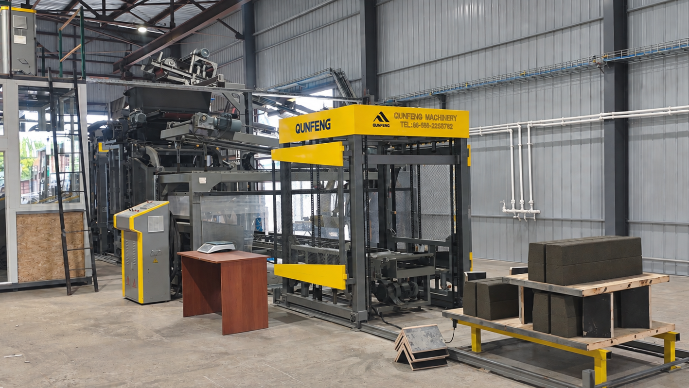 Linha de produção de blocos inteligentes personalizados da Qunfeng Machinery inicia operação na Rússia
