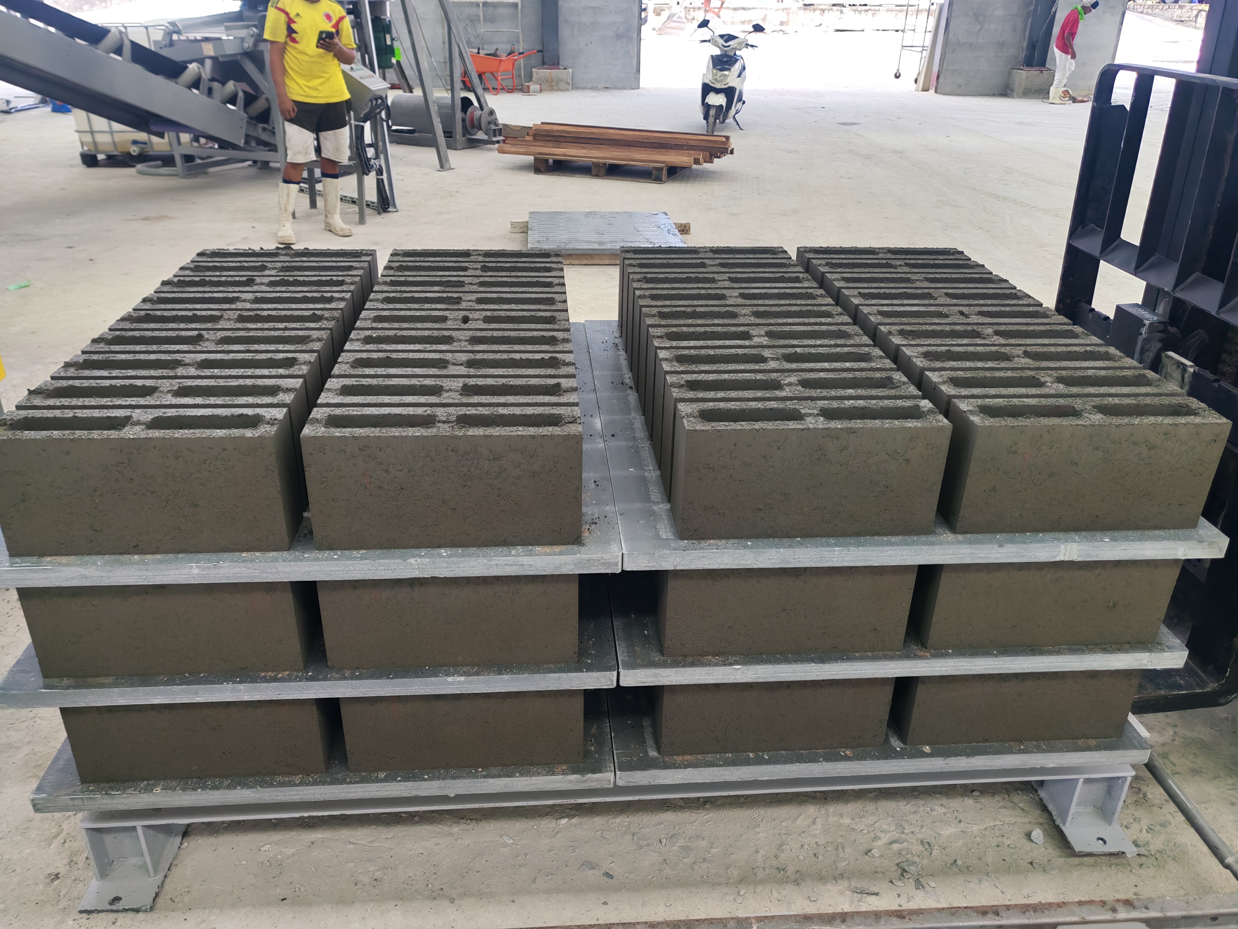 Os produtos fabricados pelos equipamentos de fabrica&ccedil;&atilde;o de tijolos da Qunfeng Machinery apresentam moldagem precisa e uma alta taxa de rendimento.