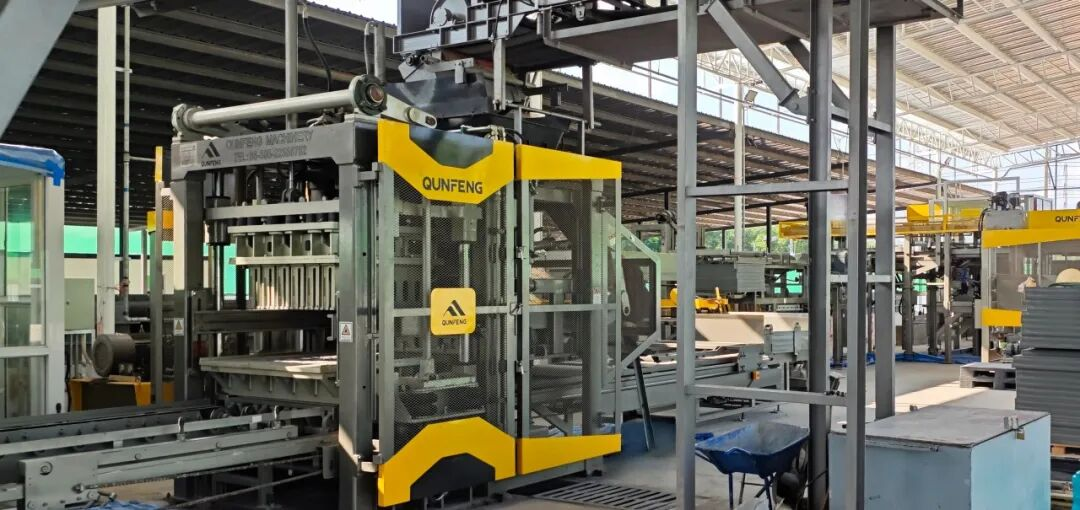 Forno t&uacute;nel de novo tipo Qunfeng e linha de produ&ccedil;&atilde;o de sistema de carro de transfer&ecirc;ncia operando na Tail&acirc;ndia