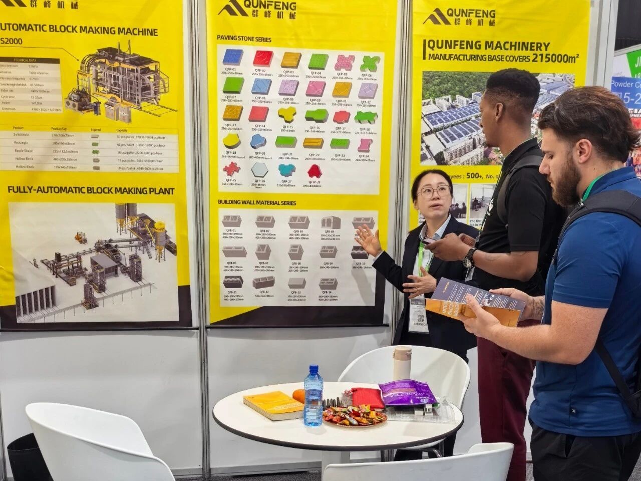 As linhas de produ&ccedil;&atilde;o de produtos de concreto da Qunfeng Machinery atendem &agrave;s rigorosas condi&ccedil;&otilde;es ambientais e aos requisitos pol&iacute;ticos do mercado africano, e os clientes africanos est&atilde;o observando de perto os v&aacute;rios recursos de automa&ccedil;&atilde;o da empresa.