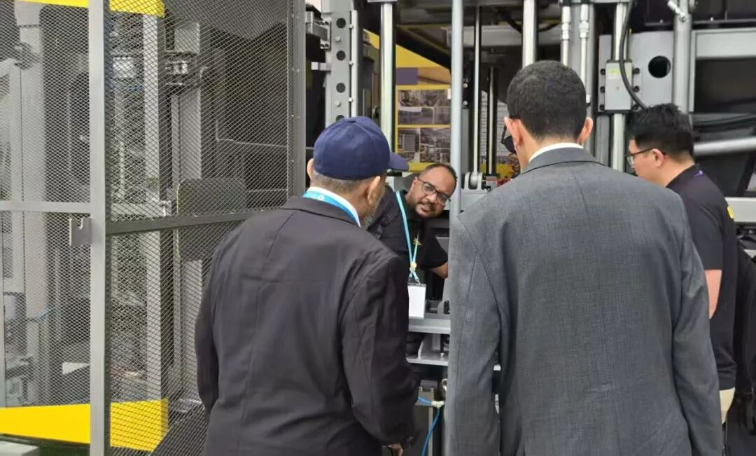 Clientes do Oriente M&eacute;dio discutindo linhas de produ&ccedil;&atilde;o de blocos de concreto com Qunfeng