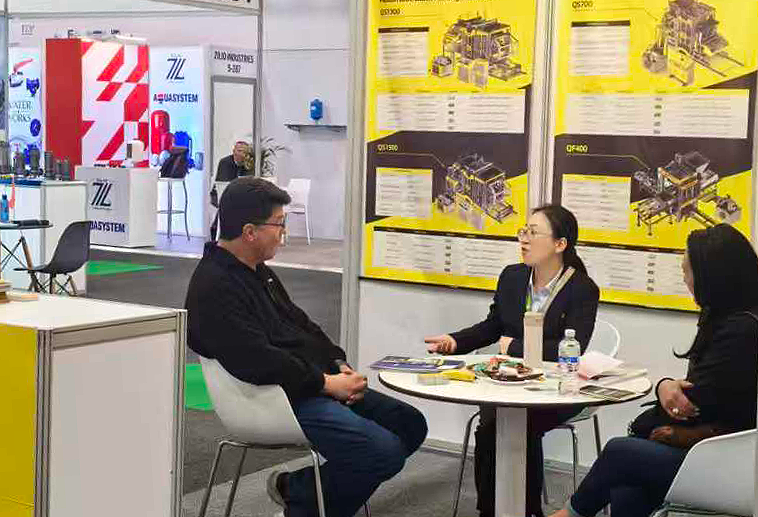 A equipe da Qunfeng Machinery discute uma solu&ccedil;&atilde;o personalizada de linha de produ&ccedil;&atilde;o de produtos de concreto com um cliente africano.