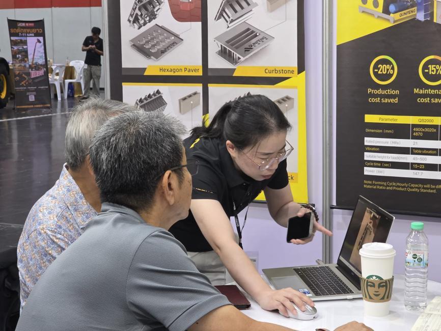 A equipe da Qunfeng Machinery explica solu&ccedil;&otilde;es personaliz&aacute;veis ​​para clientes do Sudeste Asi&aacute;tico.