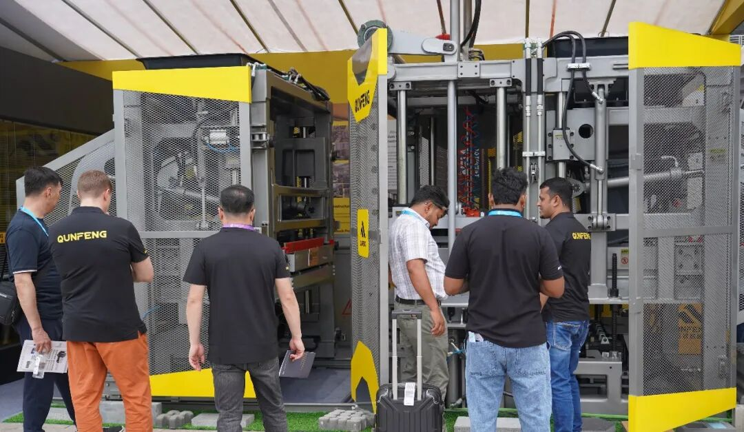 Visitantes globais explorando solu&ccedil;&otilde;es de m&aacute;quinas para fabrica&ccedil;&atilde;o de blocos Qunfeng na 139&ordf; Feira de Cant&atilde;o