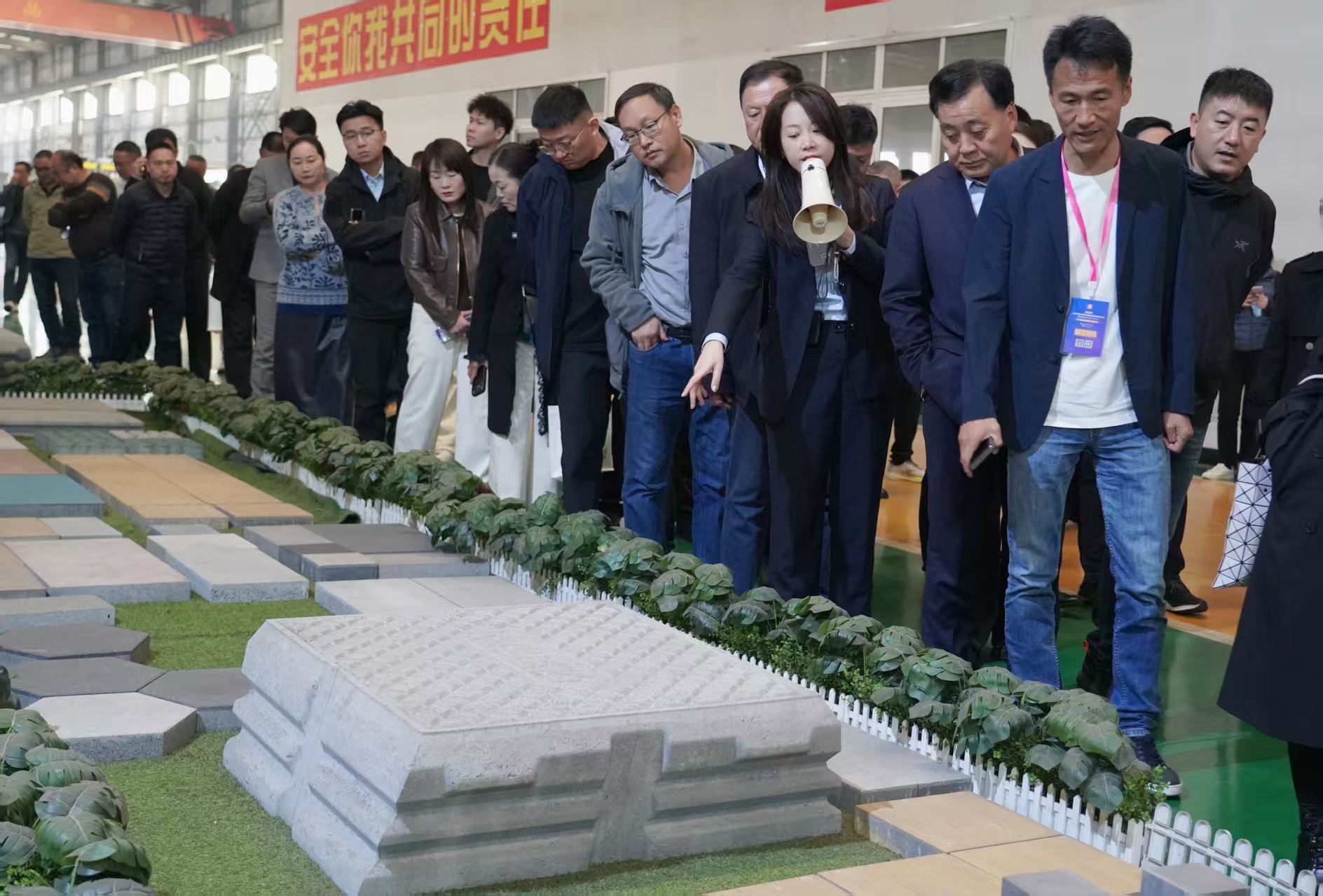 Delega&ccedil;&atilde;o da ind&uacute;stria de blocos de PC observando blocos de leito de linha de produ&ccedil;&atilde;o automatizados de fundi&ccedil;&atilde;o a seco