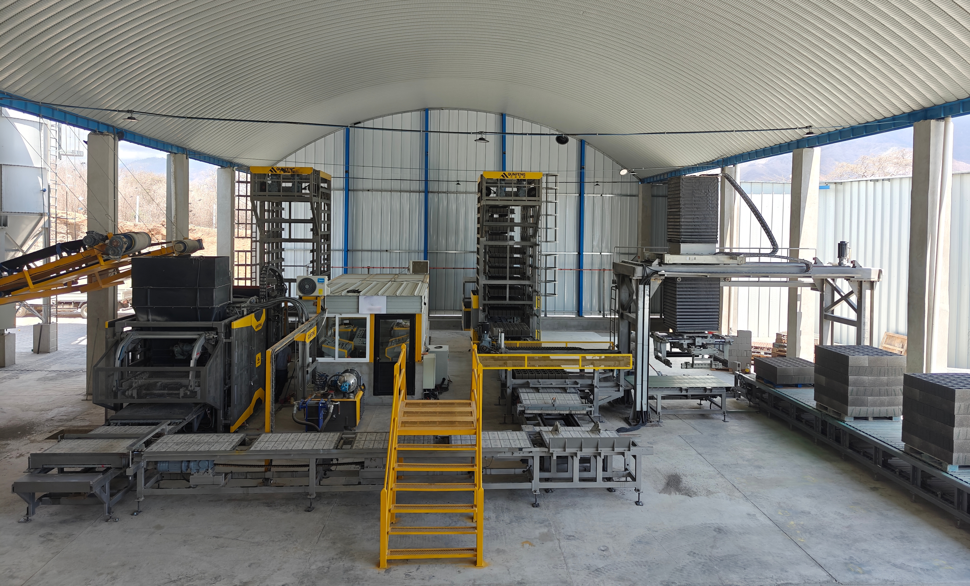 Local da linha de produ&ccedil;&atilde;o de produtos de concreto totalmente automatizado Qunfeng QS1500 na Guatemala