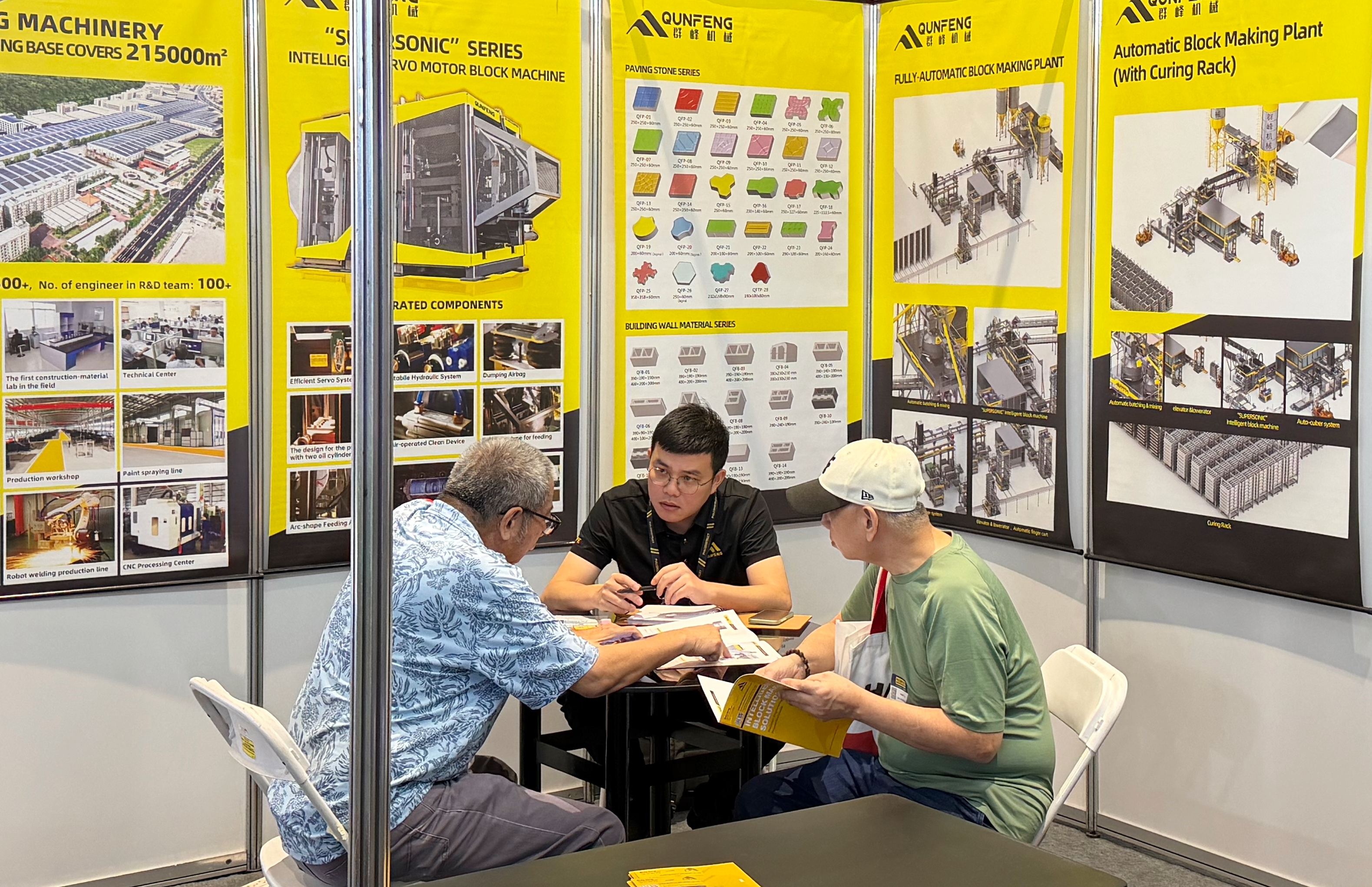 Qunfeng Machinery Showcases na Expo China-Eurásia e na Exposição de Materiais de Construção e Construção das Filipinas; Os produtos de fabricação inteligente da Qunfeng vendem bem globalmente