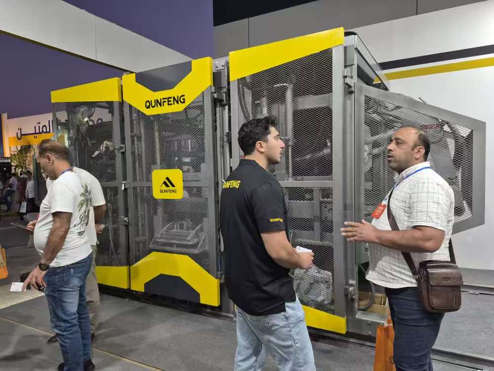 A equipe Qunfeng apresenta a solu&ccedil;&atilde;o de linha de produ&ccedil;&atilde;o para clientes do Oriente M&eacute;dio com forte inten&ccedil;&atilde;o de compra.