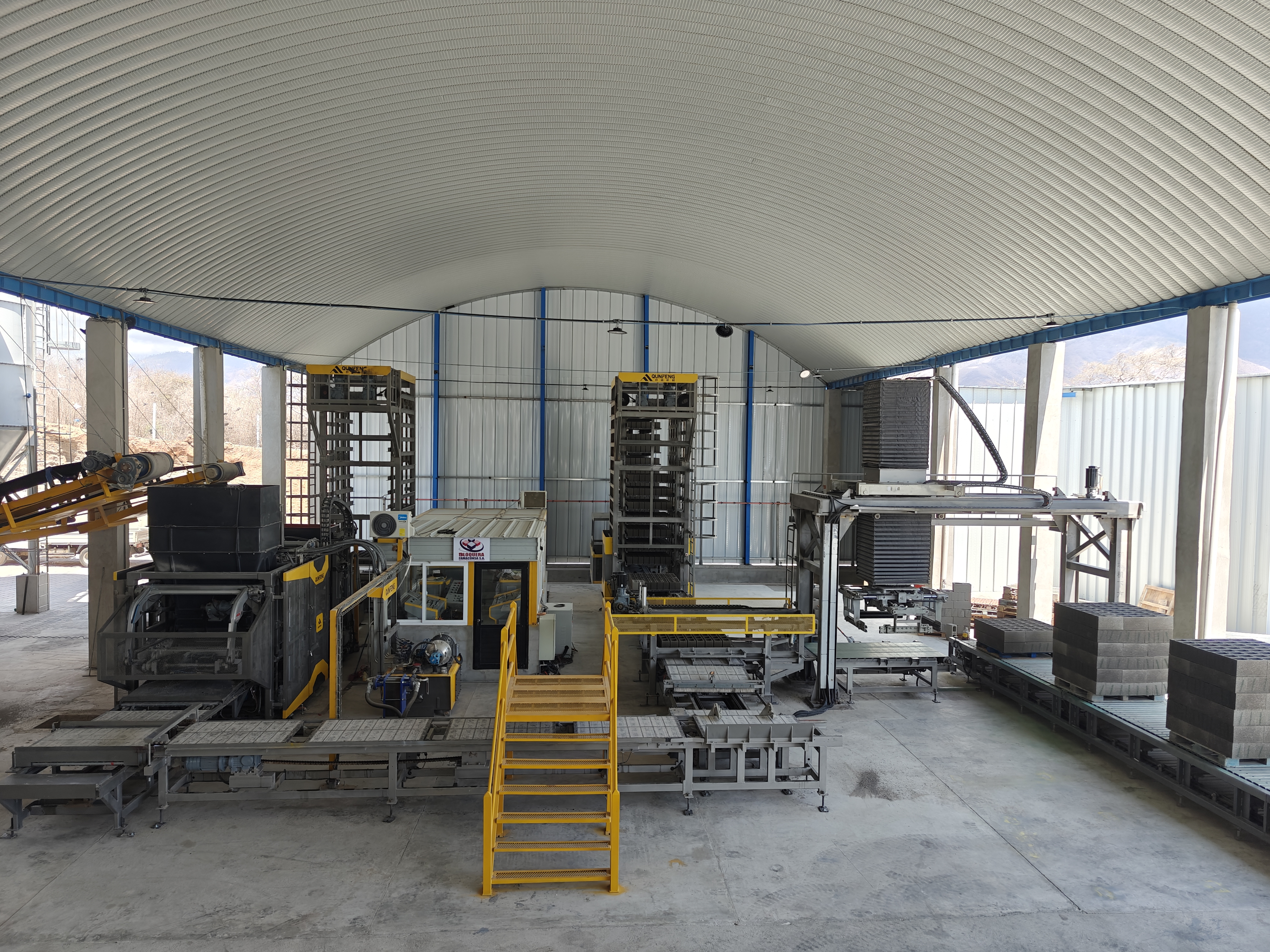 Qunfeng Machinery QS1500 Linha de produ&ccedil;&atilde;o de produtos de concreto totalmente automatizada exportada para Guatemala, Am&eacute;rica do Sul