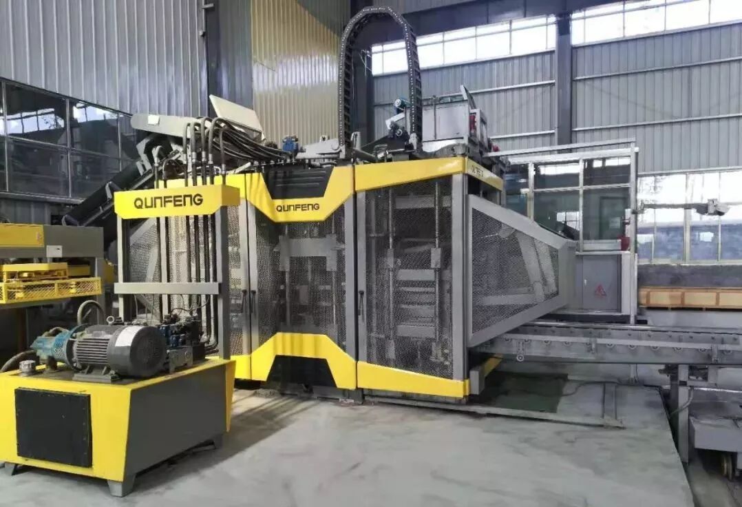 Linha de produ&ccedil;&atilde;o de blocos totalmente autom&aacute;tica da Shandong Tai'an Qunfeng Machinery com uma produ&ccedil;&atilde;o anual de 400.000 metros quadrados.
