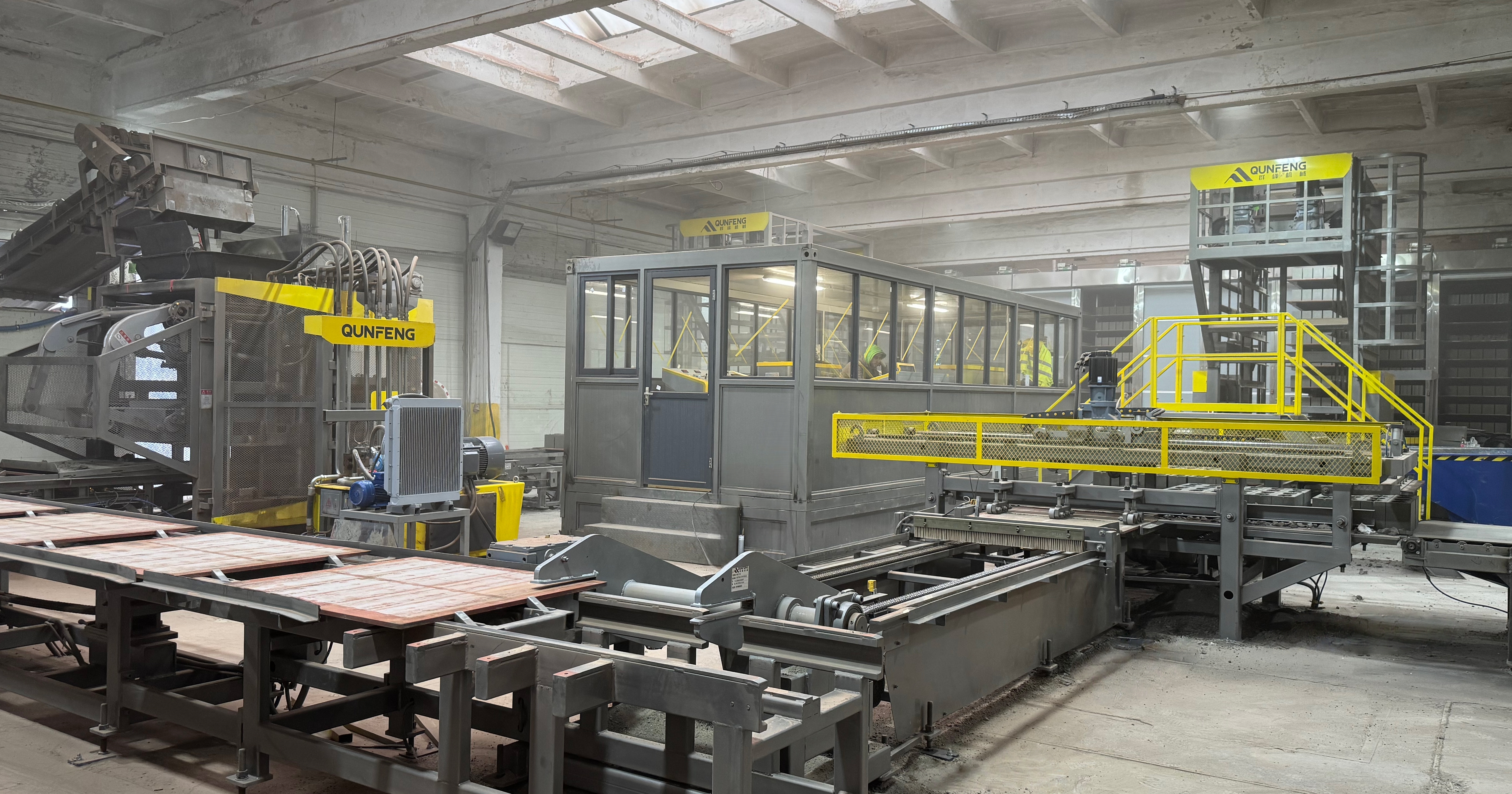 M&aacute;quina avan&ccedil;ada de tijolos de concreto Qunfeng apresentada ao mercado internacional