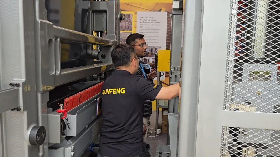 Clientes experimentando a m&aacute;quina formadora de produtos de concreto da s&eacute;rie Qunfeng QS