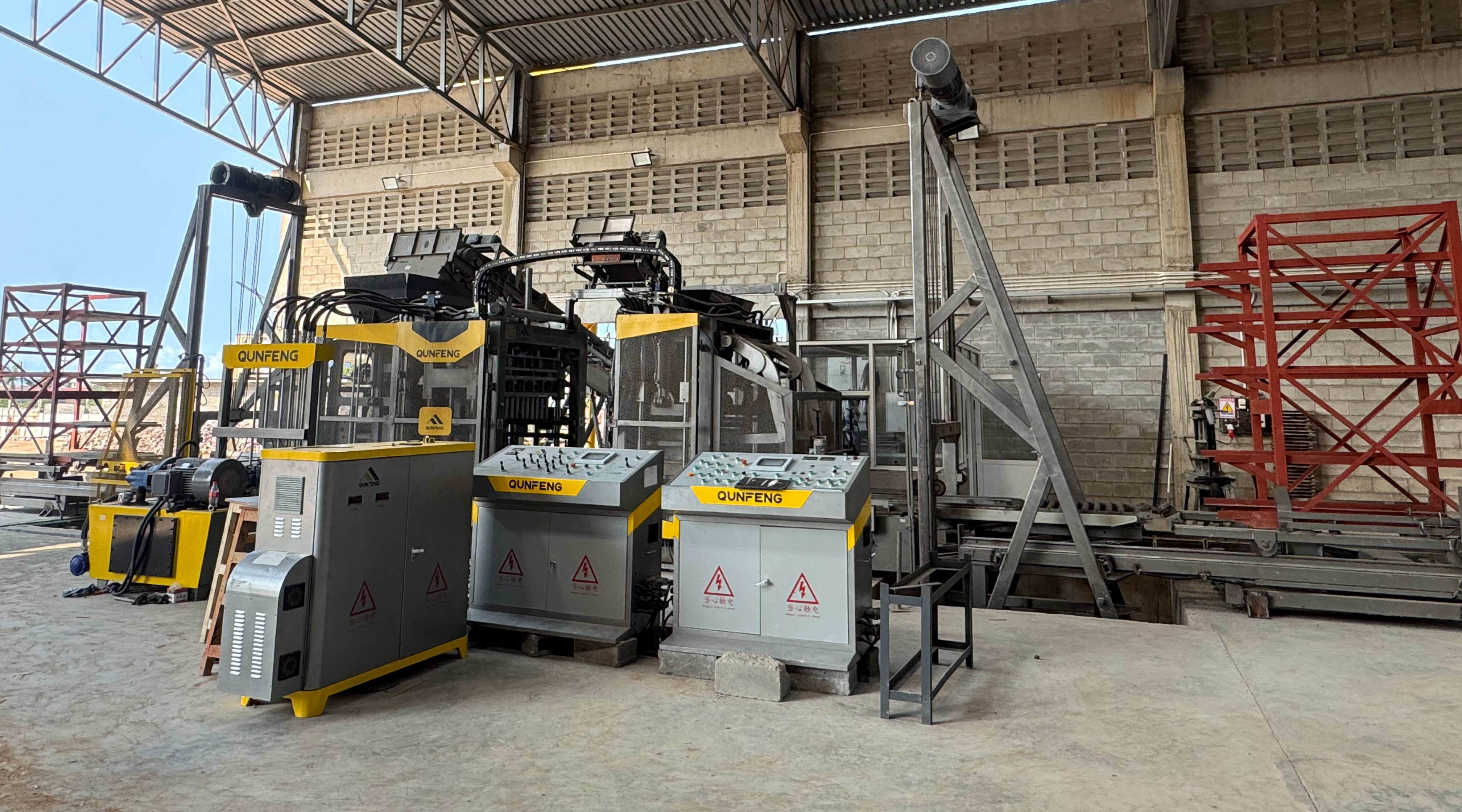 A Qunfeng Machinery projetou sob medida uma linha autom&aacute;tica de produ&ccedil;&atilde;o de produtos de concreto com layout em forma de U e sistema de rack, adaptada &agrave;s condi&ccedil;&otilde;es espec&iacute;ficas de um cliente na Tanz&acirc;nia, &Aacute;frica.