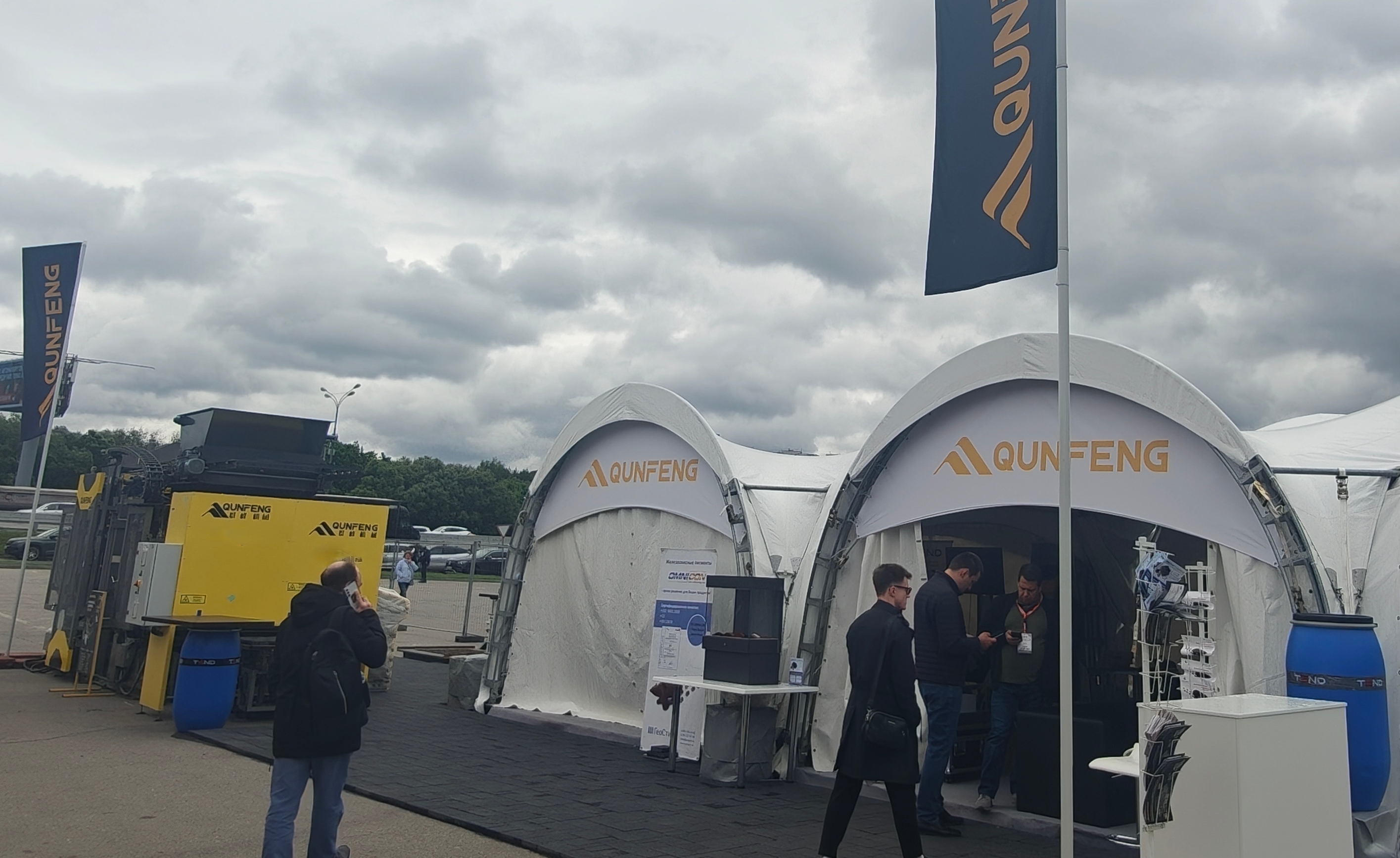 Máquinas Qunfeng brilham na exposição de máquinas de construção na Rússia, equipamentos personalizados de alta qualidade vendem bem em todo o mundo