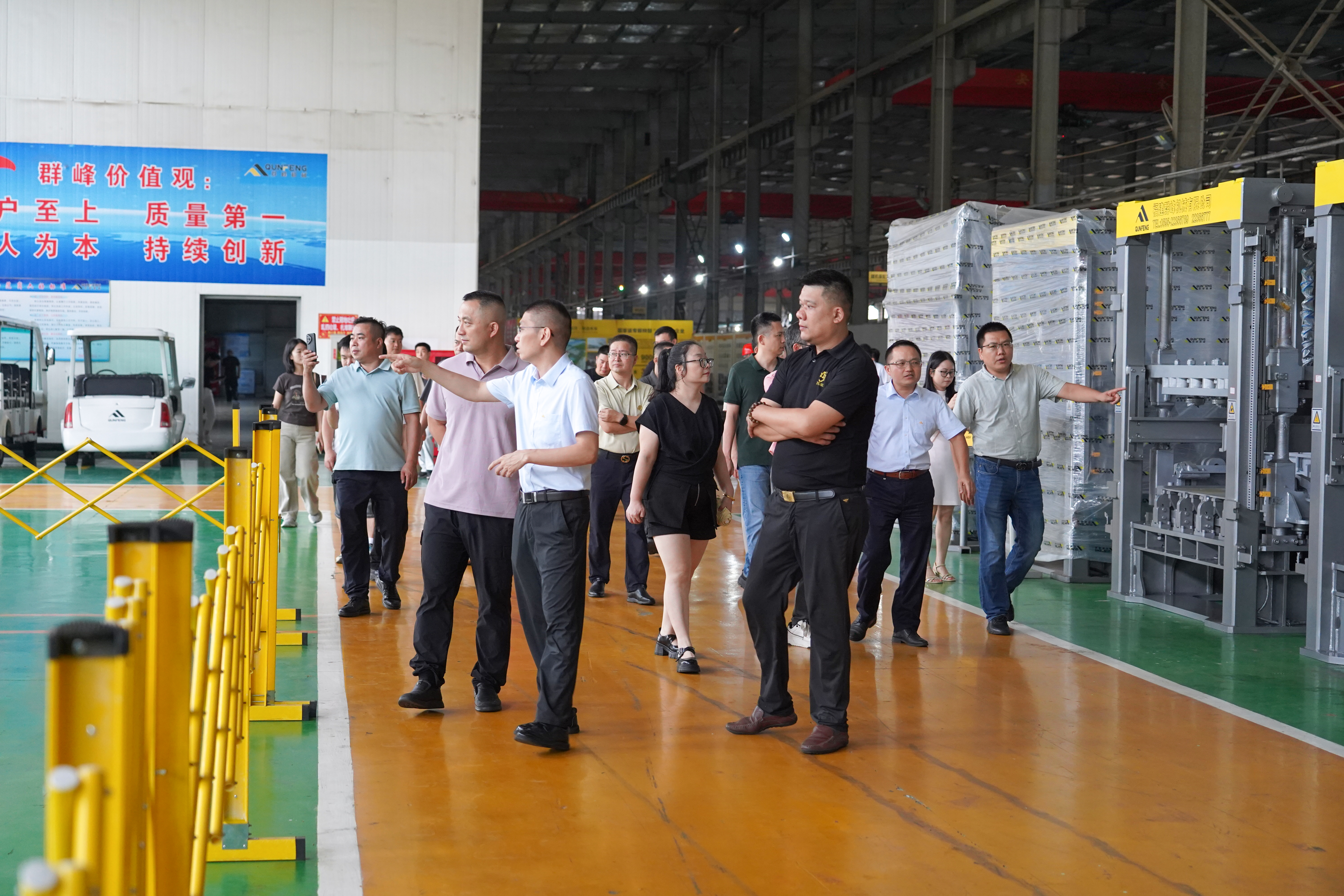 Os convidados visitam a oficina inteligente da Qunfeng Machinery.