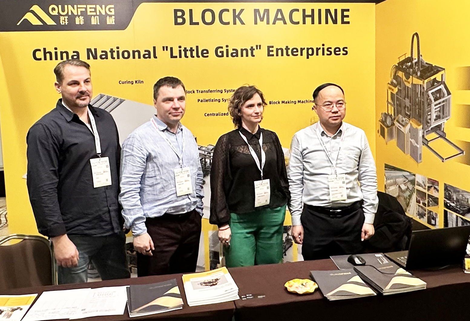 Equipe de vendas da Qunfeng discutindo solu&ccedil;&otilde;es para fabrica&ccedil;&atilde;o de blocos de concreto com clientes globais na Europa