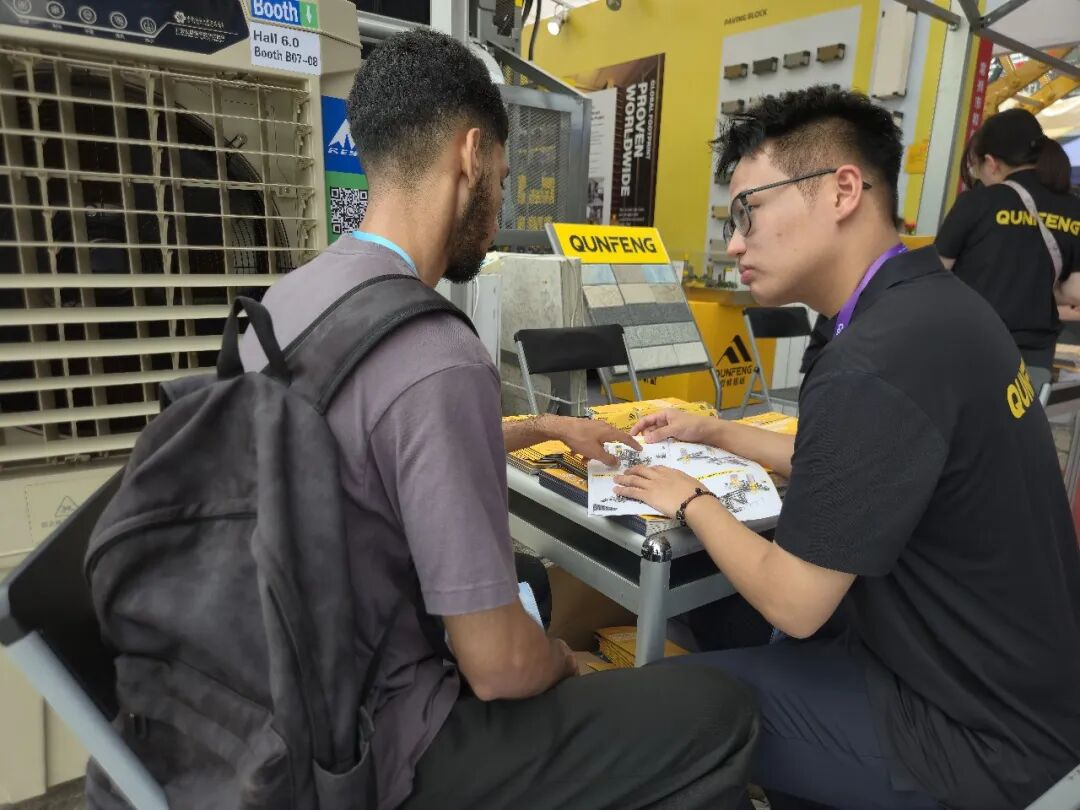 Equipe Qunfeng de consultoria para compradores internacionais em solu&ccedil;&otilde;es automatizadas de fabrica&ccedil;&atilde;o de blocos