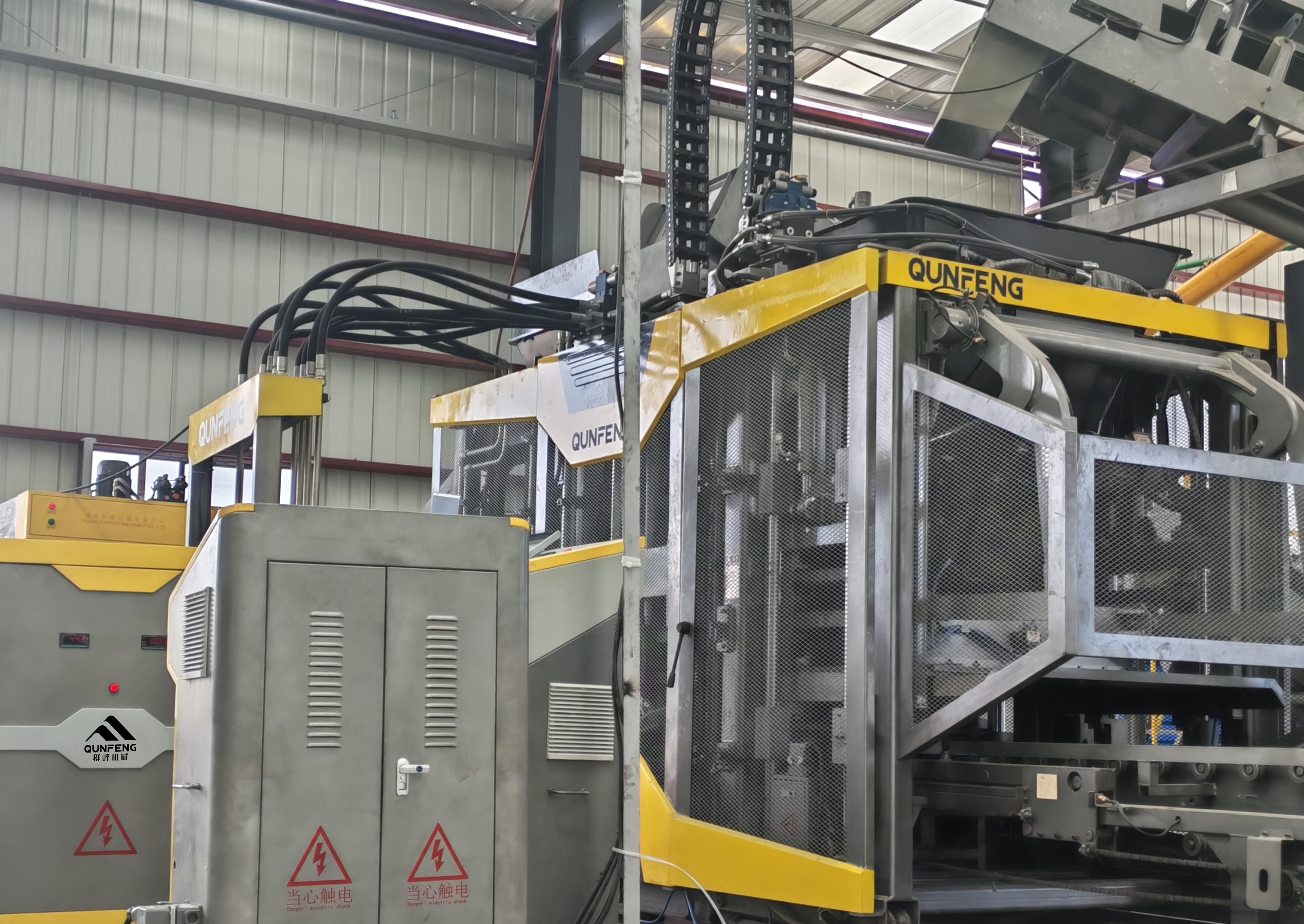  A m&aacute;quina formadora de produtos de concreto da s&eacute;rie QS da QUNFENG, apresentando um sistema de vibra&ccedil;&atilde;o servo-acionado independente e patenteado, &eacute; capaz de produzir uma ampla variedade de tipos de tijolos.