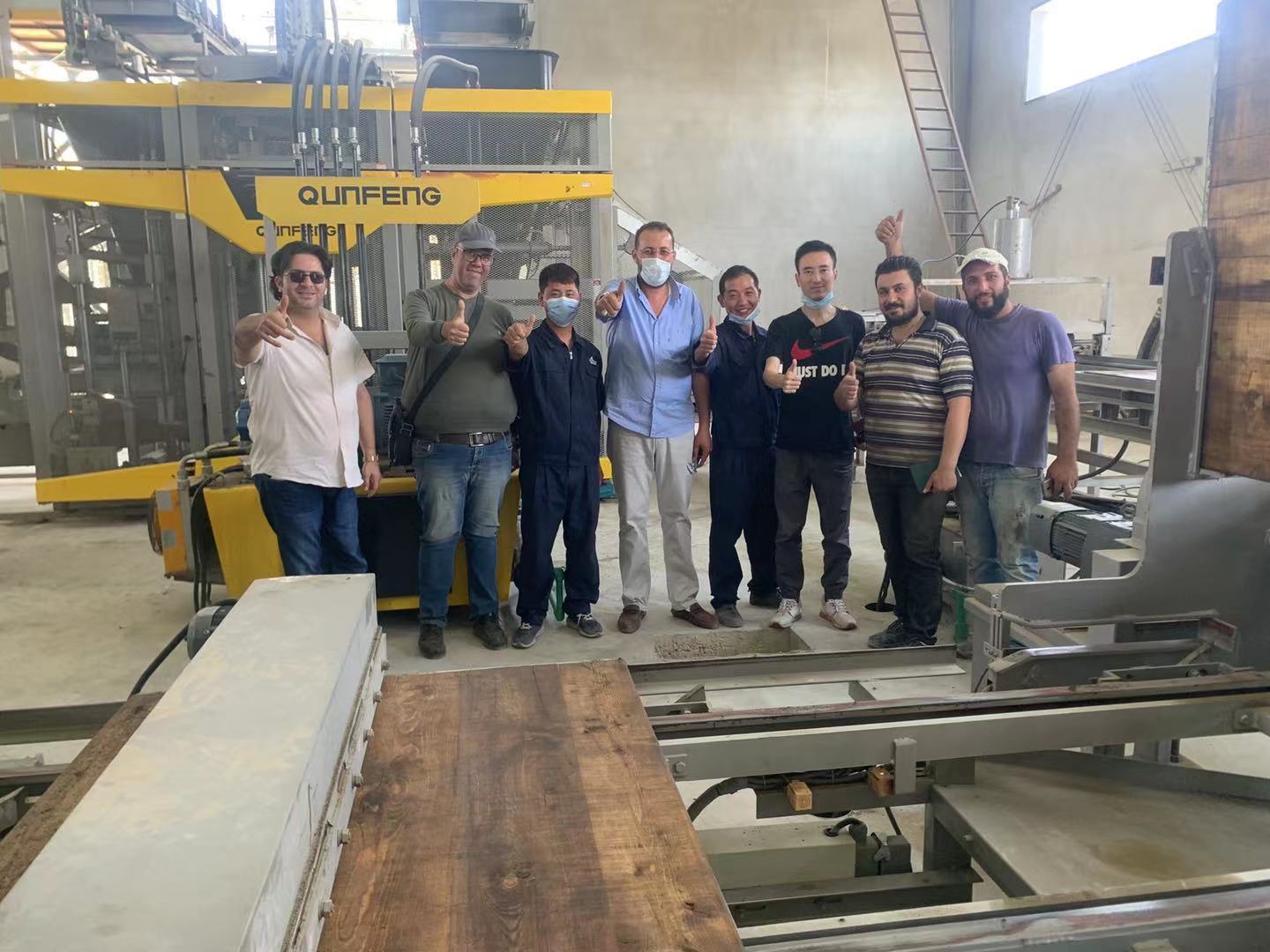 Uma foto dos engenheiros t&eacute;cnicos da Qunfeng com um cliente; A Qunfeng Machinery det&eacute;m influ&ecirc;ncia significativa no Oriente M&eacute;dio.