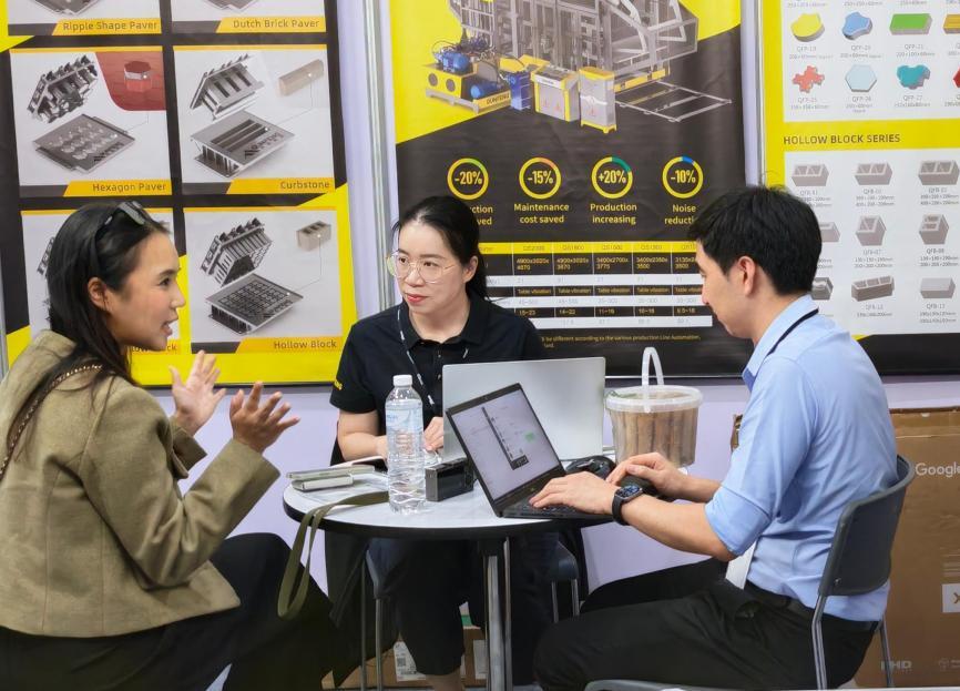 Um cliente tailand&ecirc;s conhece os destaques t&eacute;cnicos dos produtos da equipe da Qunfeng Machinery.