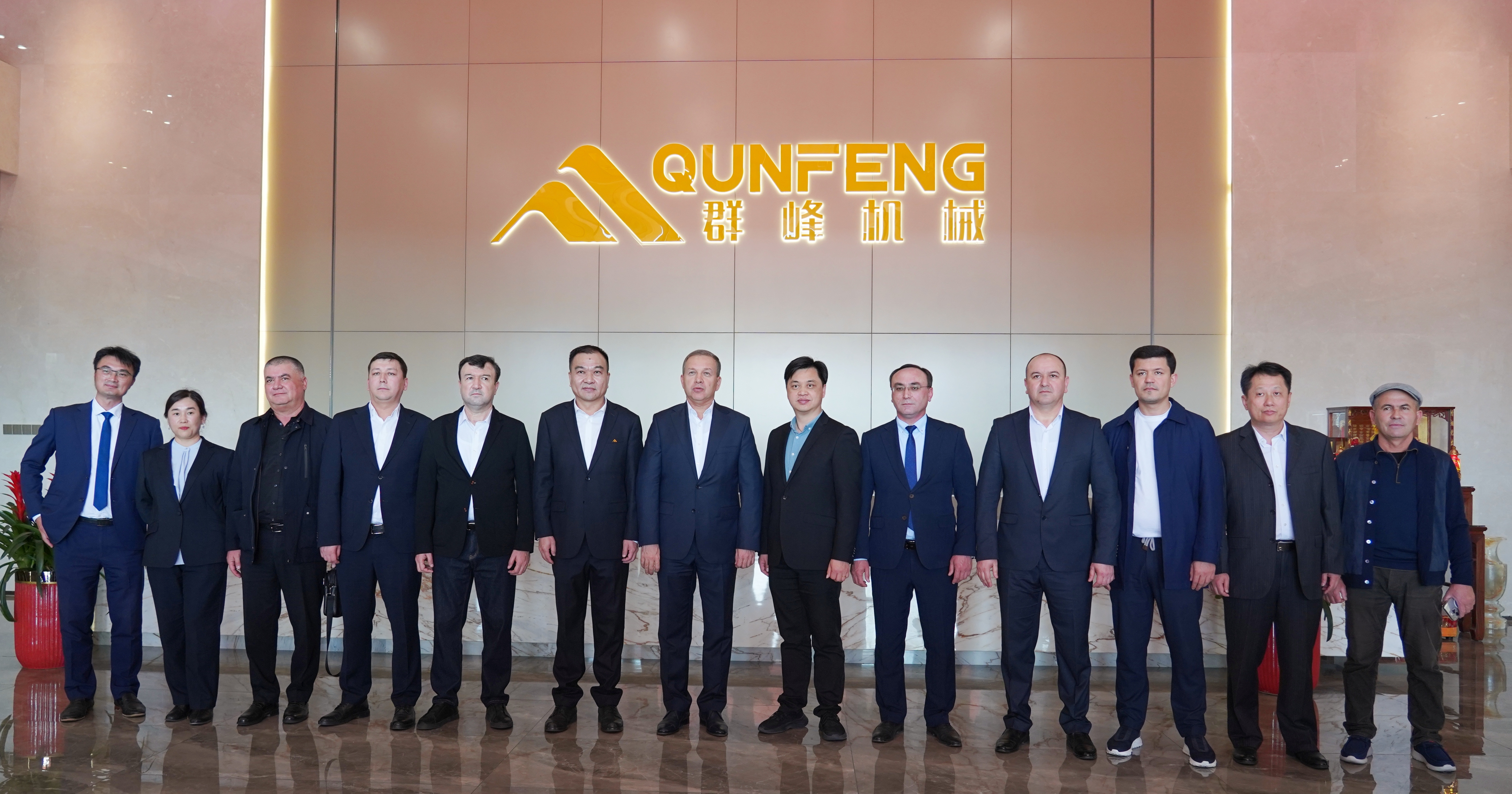 Foto de grupo da delega&ccedil;&atilde;o Navoi do Uzbequist&atilde;o e dos executivos da Qunfeng Machinery