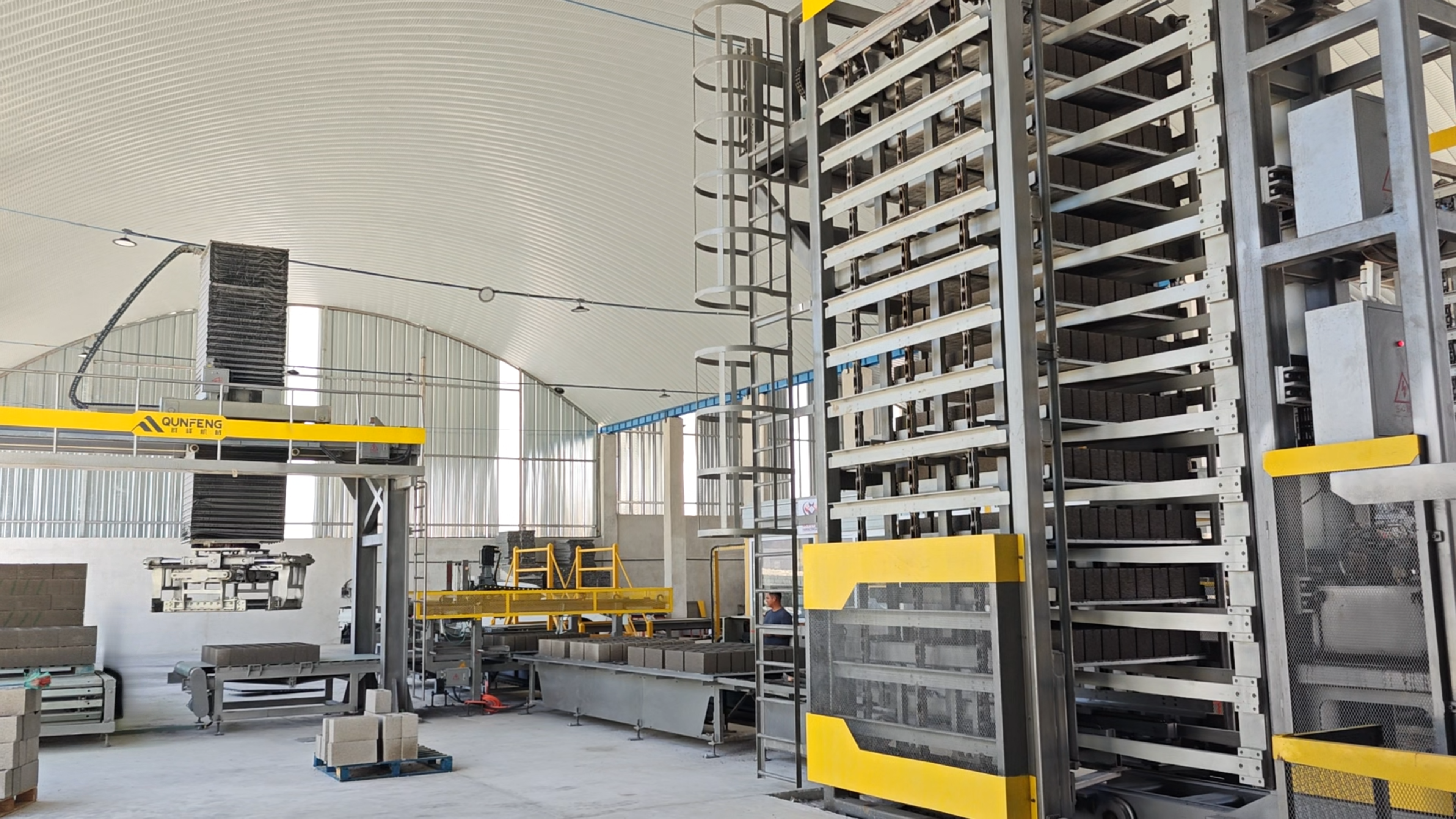 Vis&atilde;o detalhada do equipamento automatizado da linha de produ&ccedil;&atilde;o de blocos de concreto na Guatemala