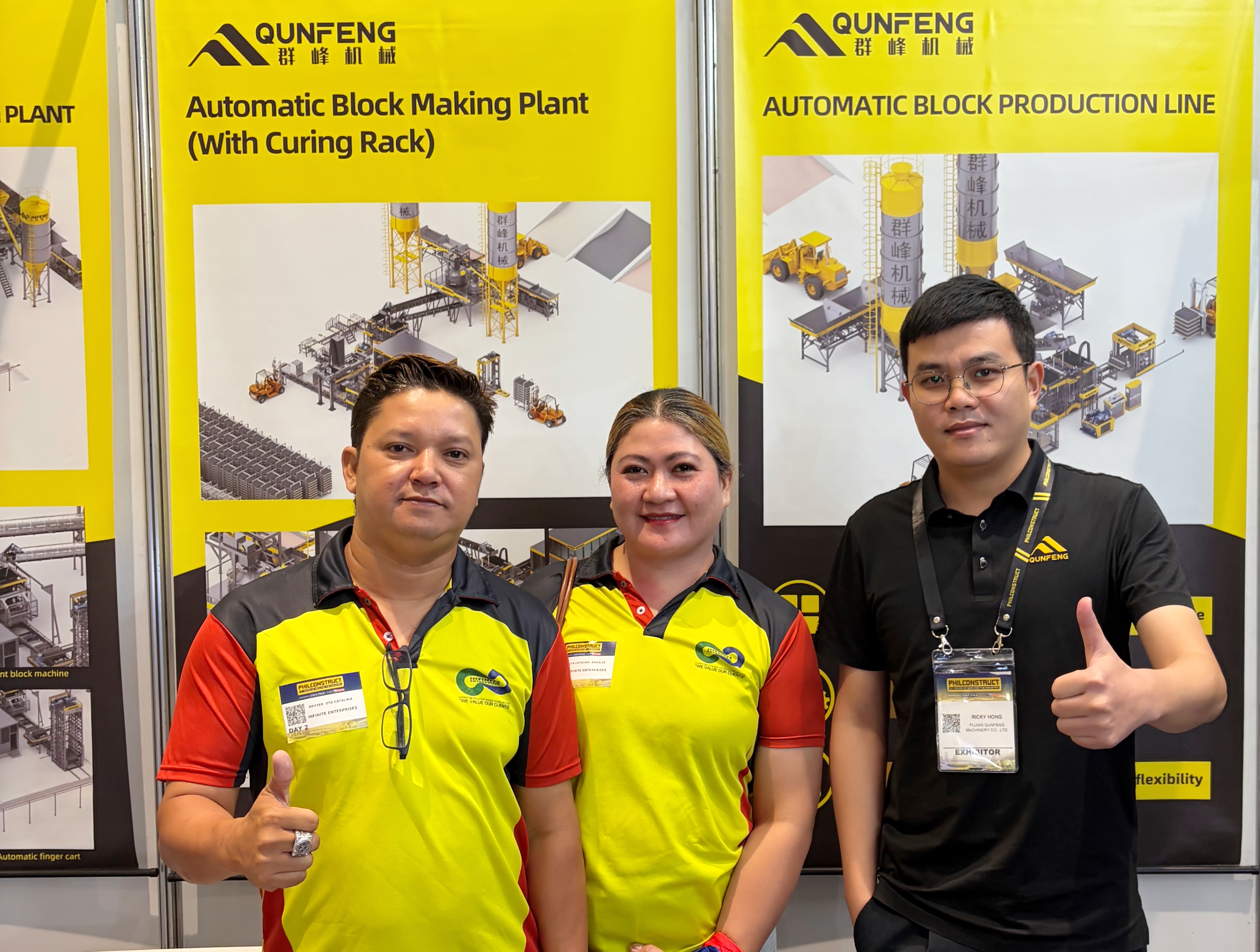 A equipe da Qunfeng nas Filipinas posa para foto com o cliente ap&oacute;s assinatura do contrato.