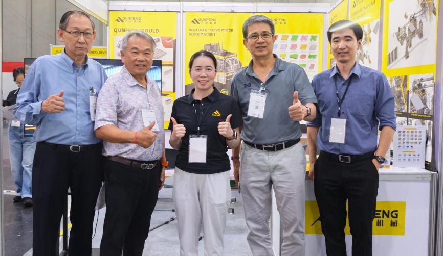 Um cliente antigo aprende sobre os destaques t&eacute;cnicos dos produtos com a equipe da Qunfeng Machinery.