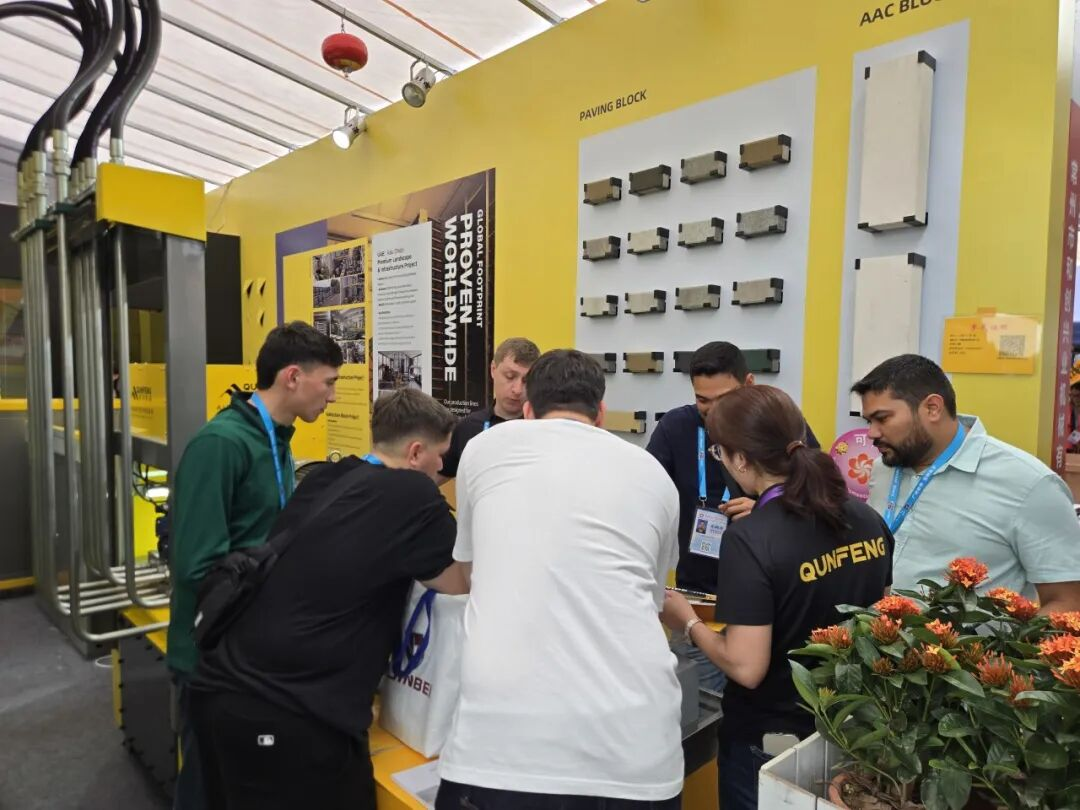 Clientes americanos consultando a Qunfeng sobre solu&ccedil;&otilde;es personalizadas de processo de fabrica&ccedil;&atilde;o de blocos