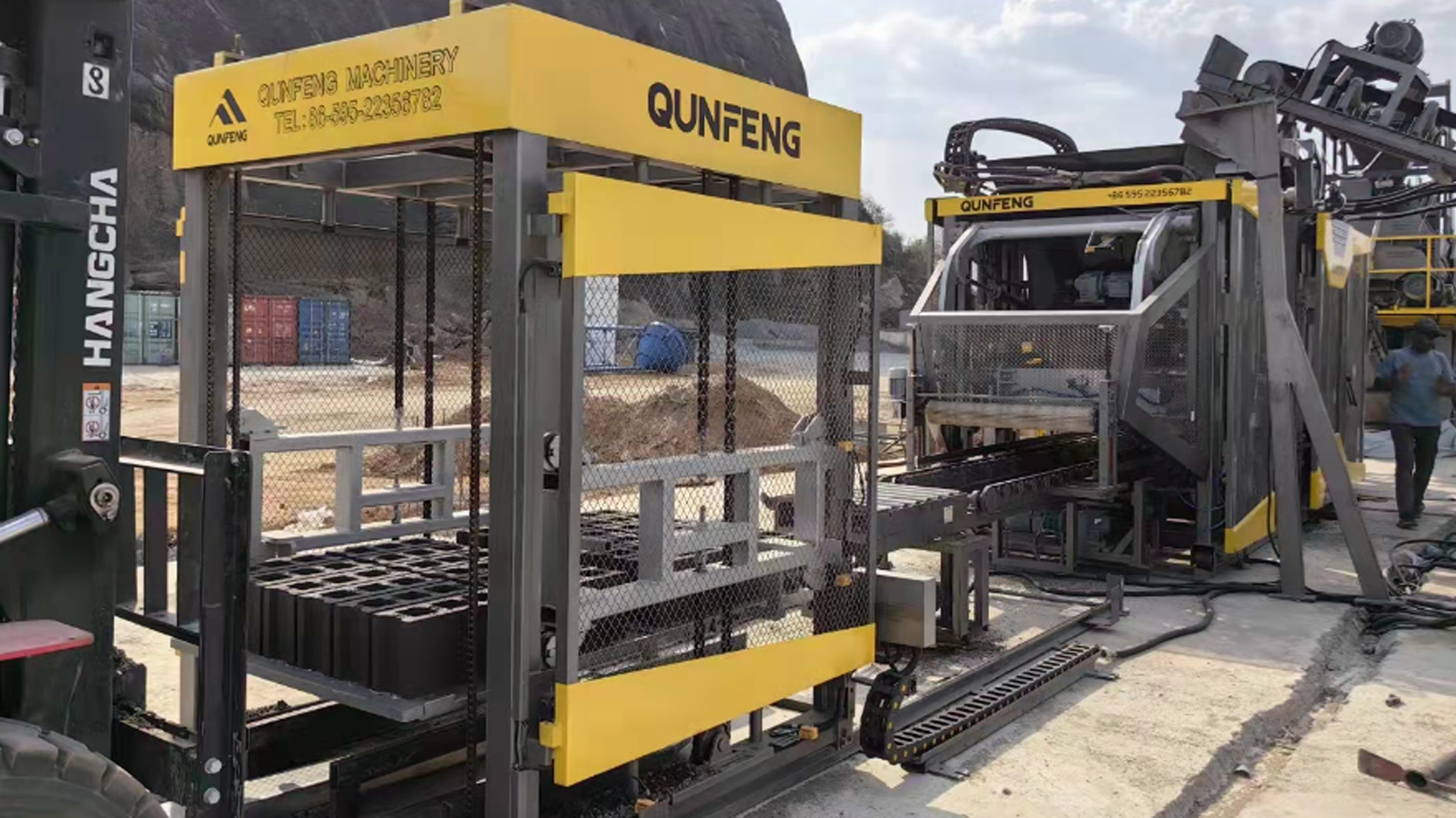 A linha de produ&ccedil;&atilde;o de produtos de concreto totalmente autom&aacute;tica da s&eacute;rie QS da Qunfeng Machinery, encomendada por um cliente do Sud&atilde;o do Sul, apoia a reconstru&ccedil;&atilde;o p&oacute;s-conflito e p&oacute;s-desastre.