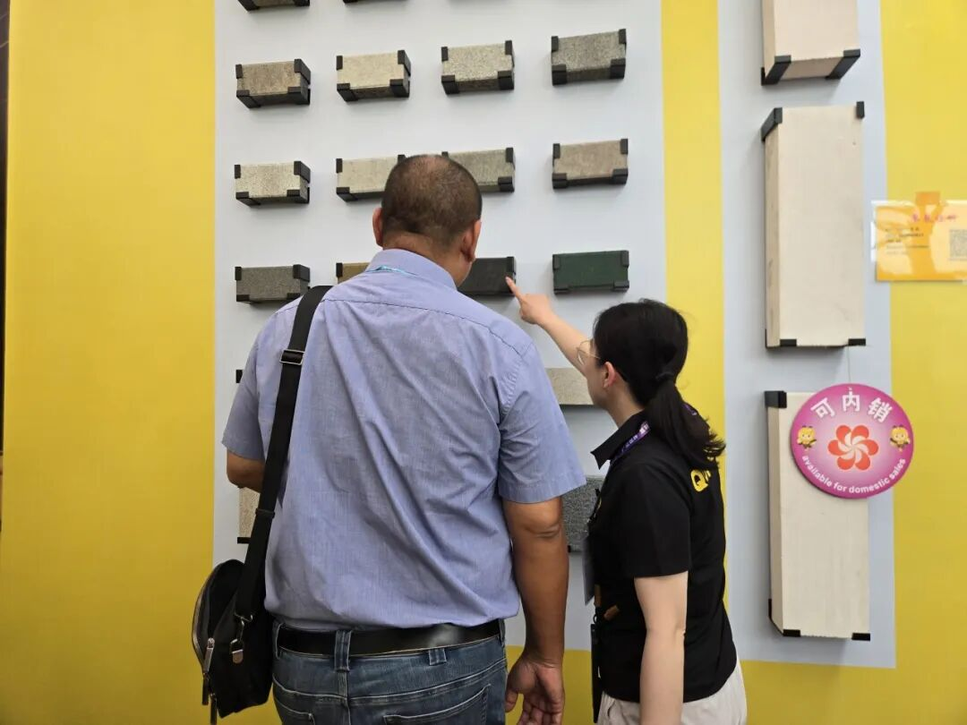 Equipe Qunfeng explicando recursos inteligentes de m&aacute;quinas para materiais de constru&ccedil;&atilde;o para compradores globais