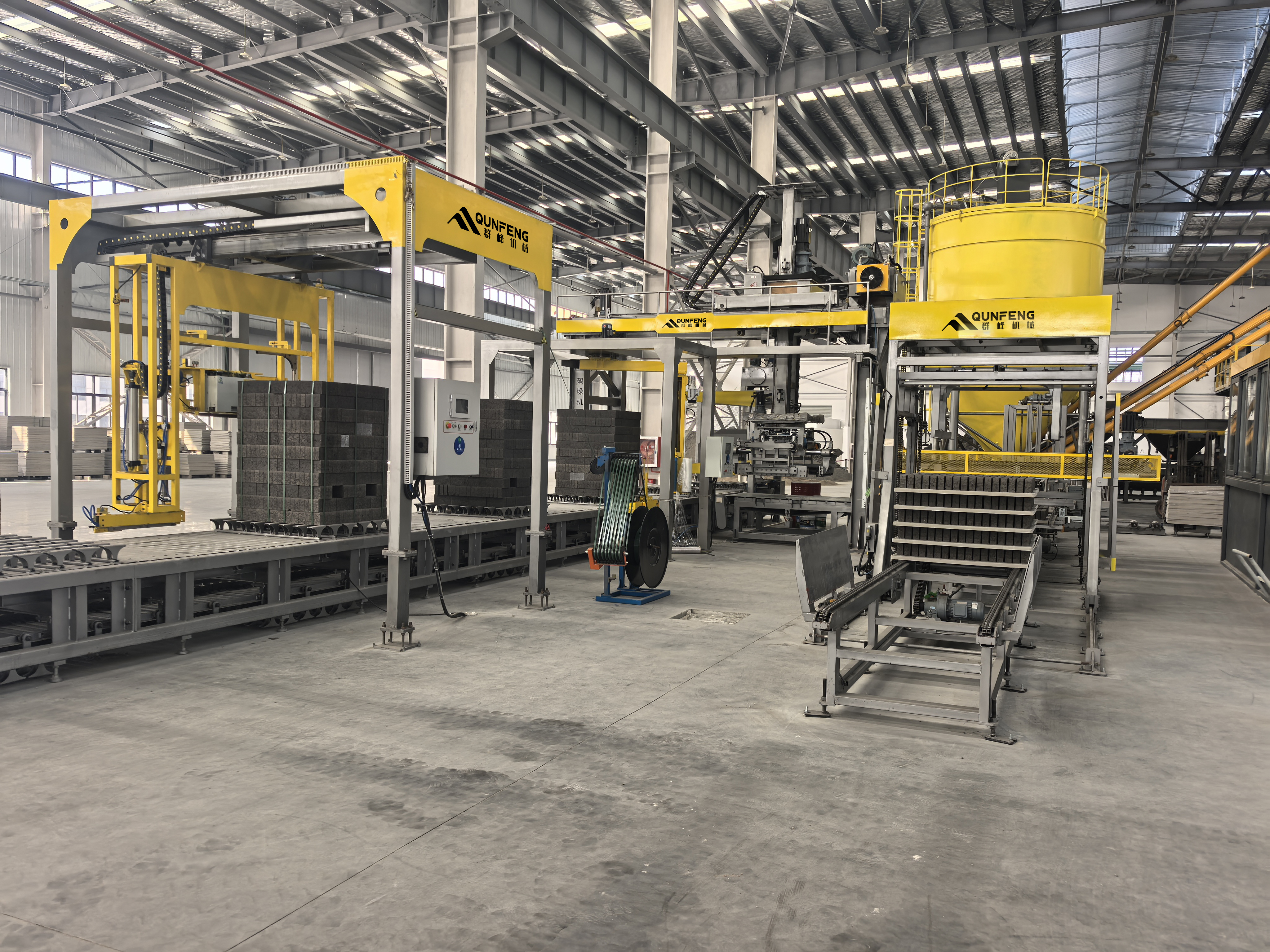 A linha de produ&ccedil;&atilde;o de reciclagem e processamento de res&iacute;duos s&oacute;lidos da Qunfeng Machinery est&aacute; atualmente produzindo blocos; toda a linha &eacute; altamente inteligente e automatizada.